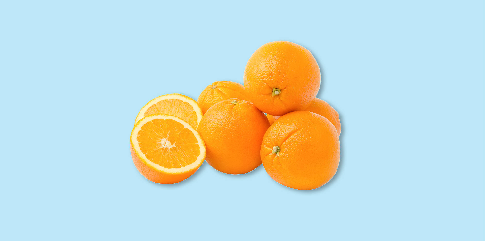 Orangen auf hellblauem Hintergrund.