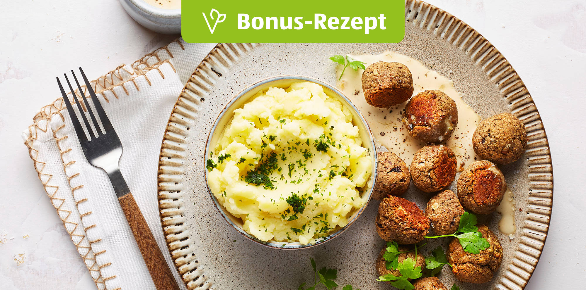 Vegane Köttbullar mit Rahmsauce und Kartoffelsalat.