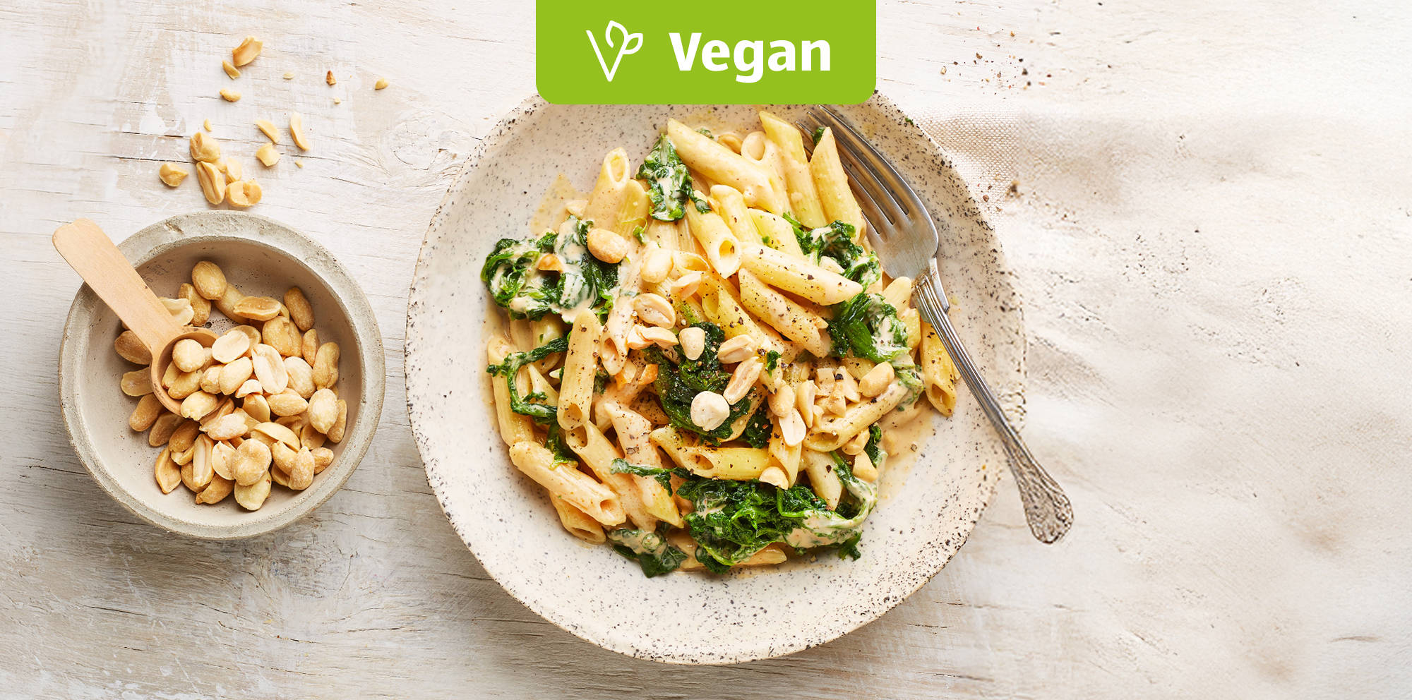 Penne mit Spinat-Erdnuss-Sauce.