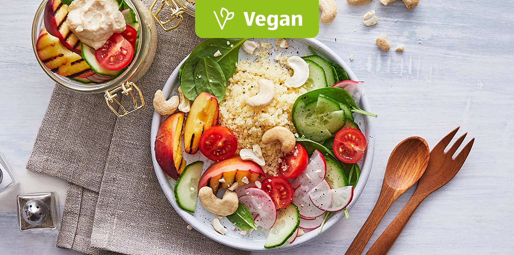 Couscousbowl mit gegrilltem Pfirsich und Hummus.