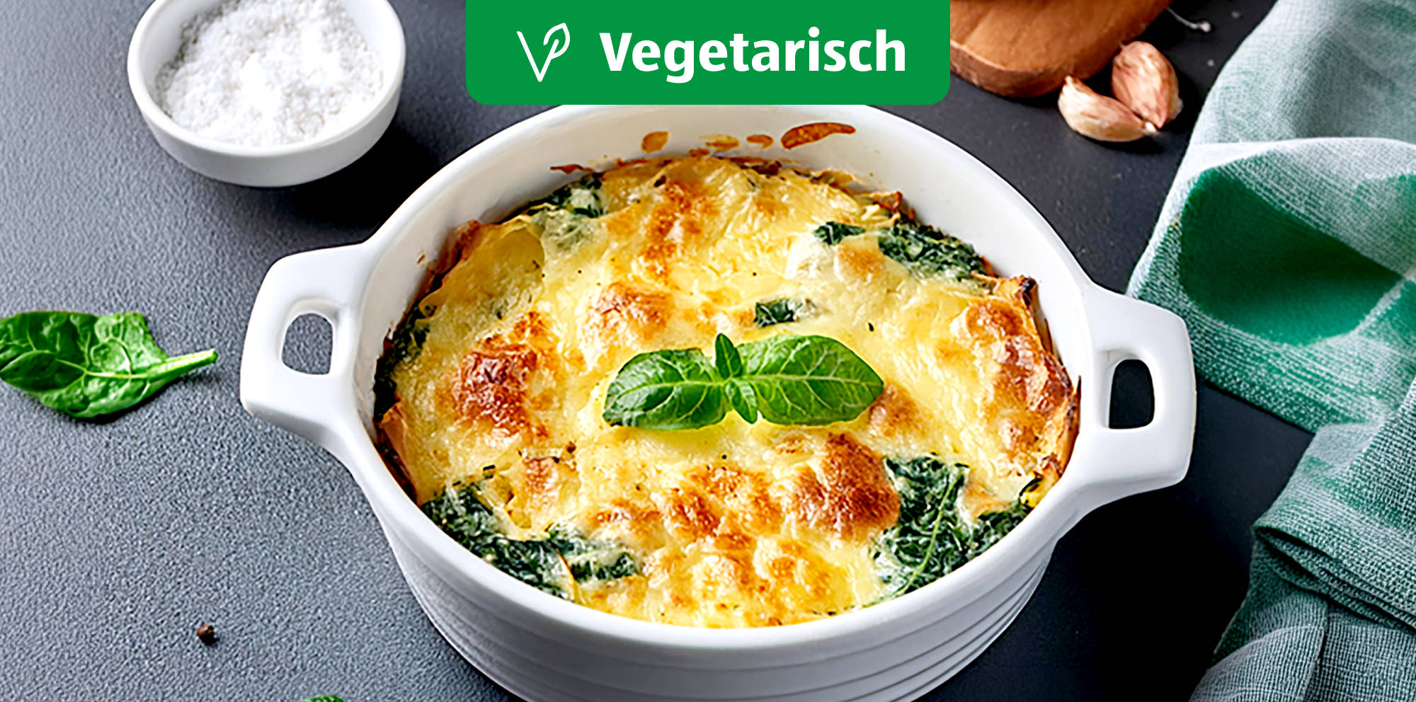 Cremiges Kartoffel-Spinat-Gratin mit Knoblauch und Käse.