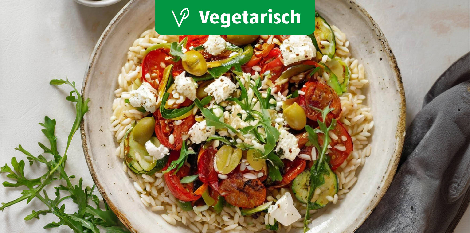 Vegetarischer mediterraner Orzo-Salat mit Feta-Käse.