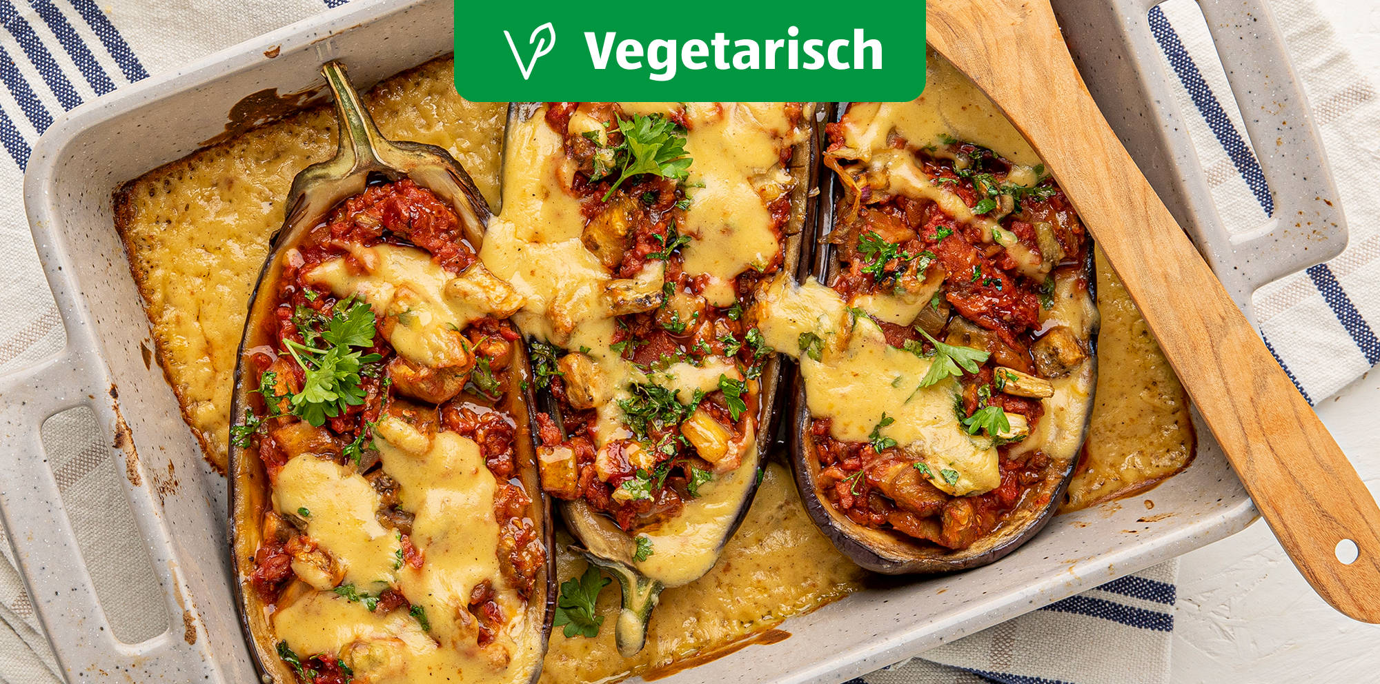 Vegetarisch gefüllte Aubergine, mit Käse überbacken.