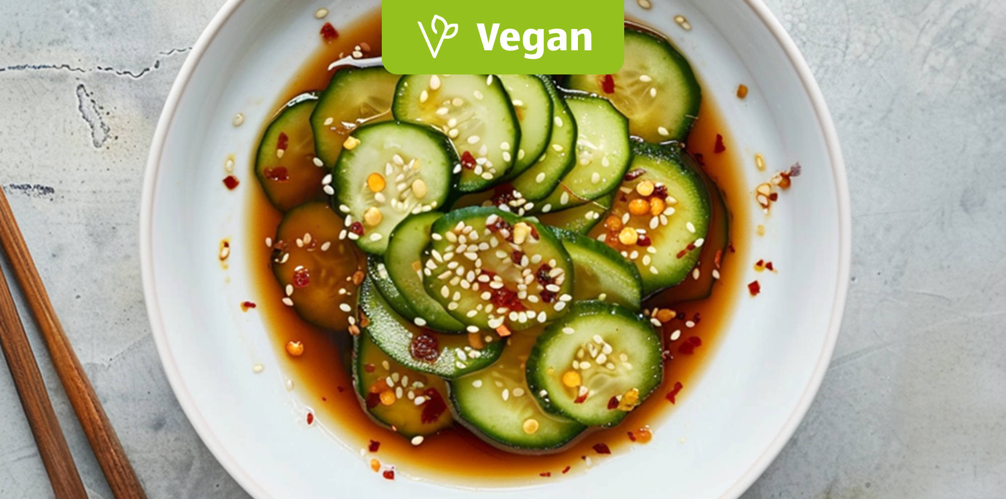 Veganer Gurkensalat mit Sojadressing.