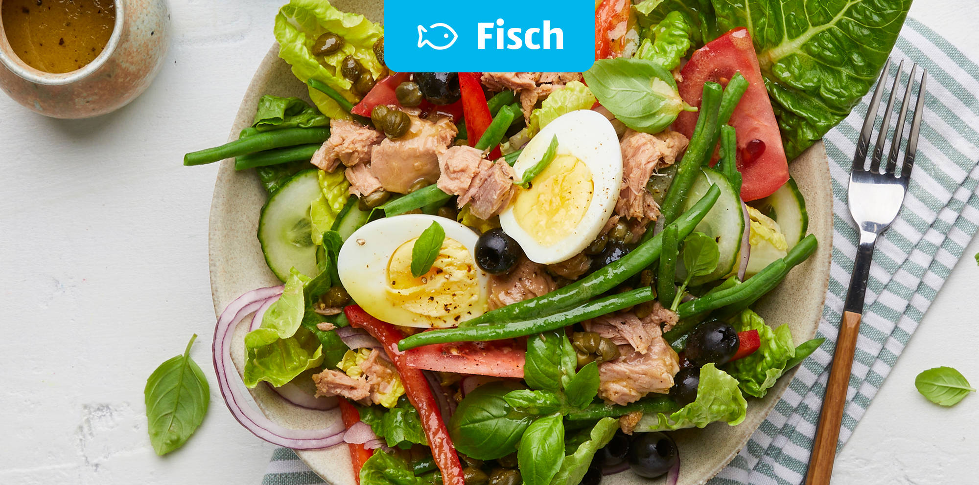 Frischer Thunfischsalat mit Ei und Gemüse.