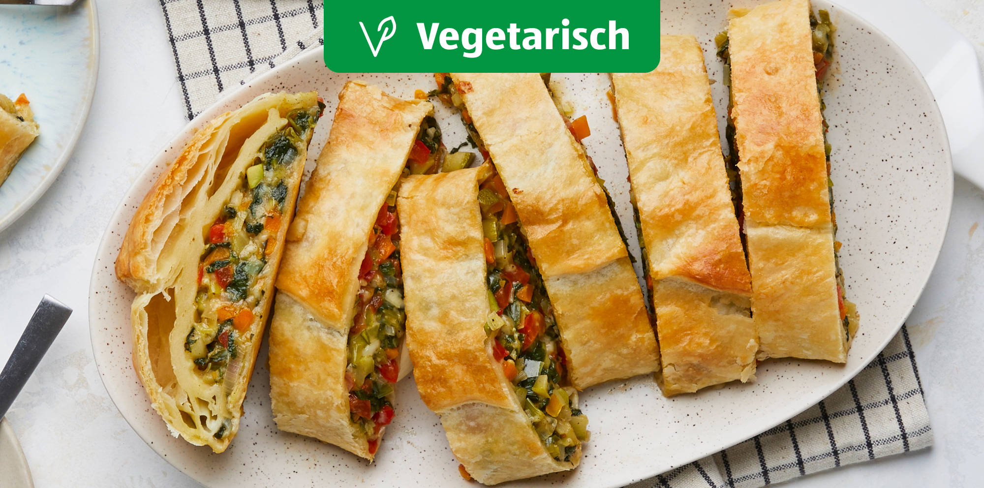 In Scheiben geschnittener Gemüsestrudel.