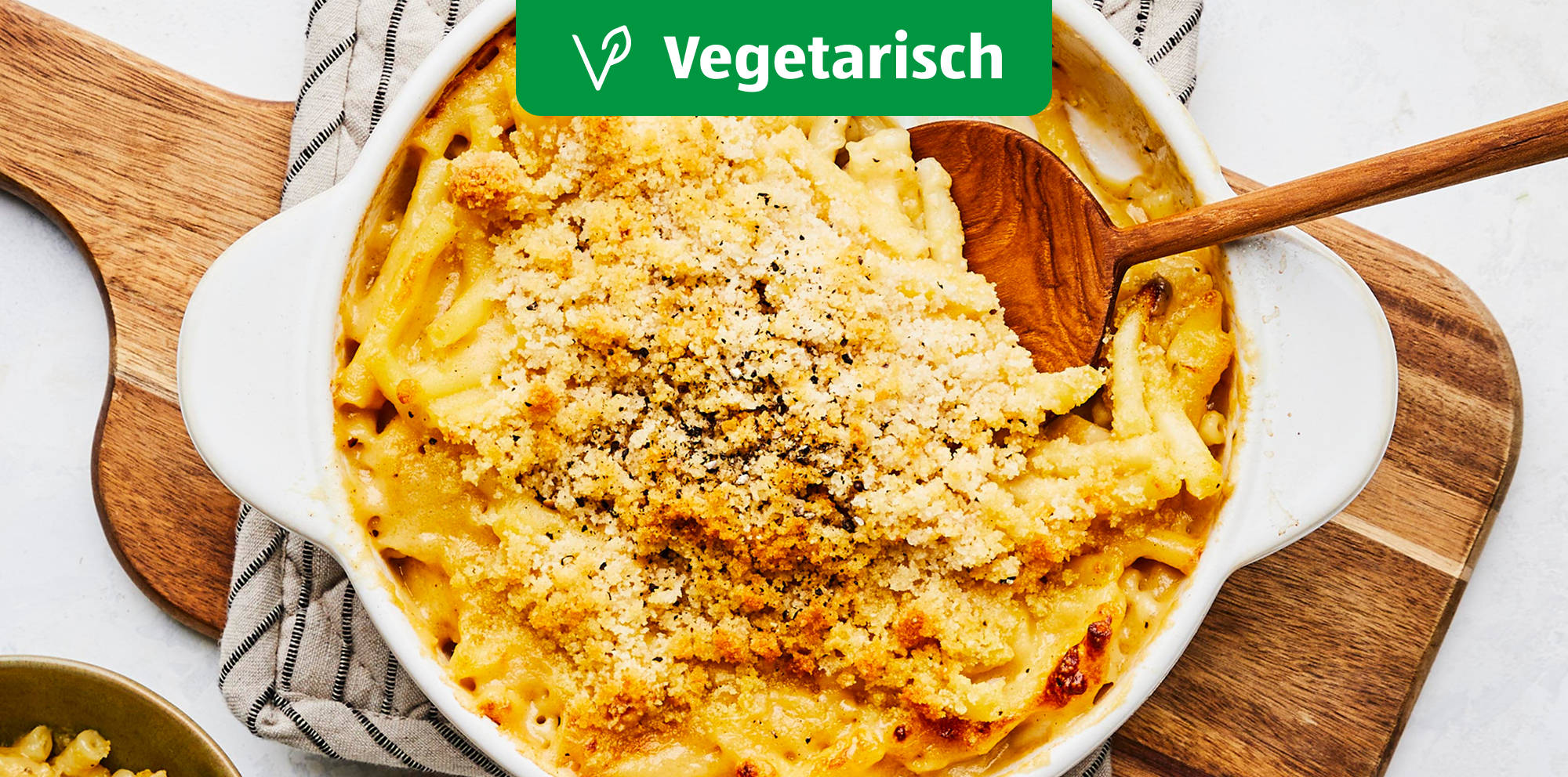 Gebackener vegetarischer Nudelauflauf mit Streuseln.