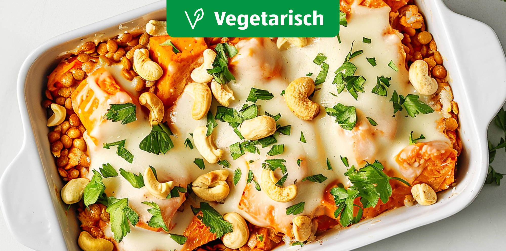 Gebackener vegetarischer Auflauf mit Käse und Nüssen.