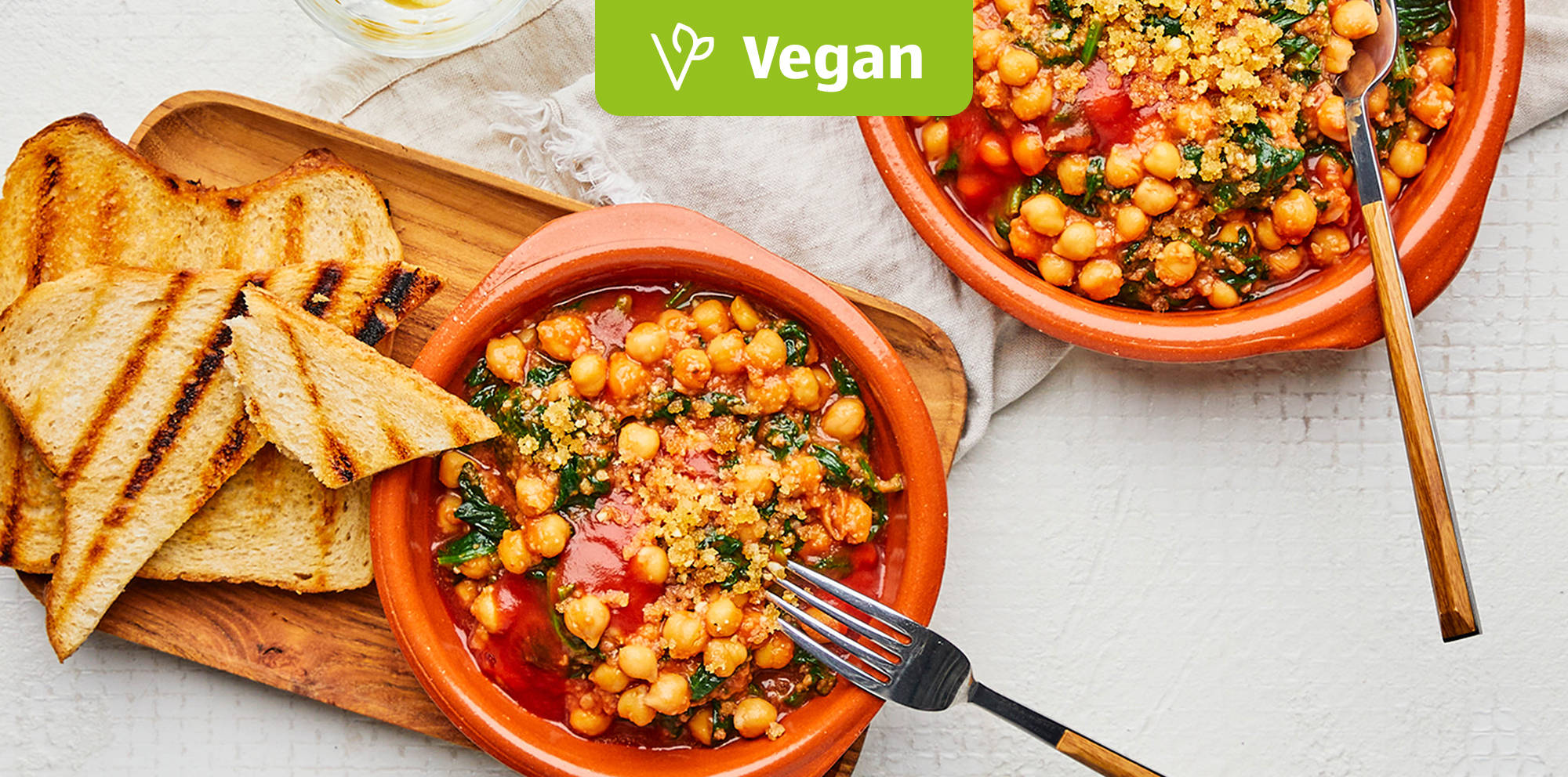 Veganer Kichererbseneintopf mit gegrilltem Brot.