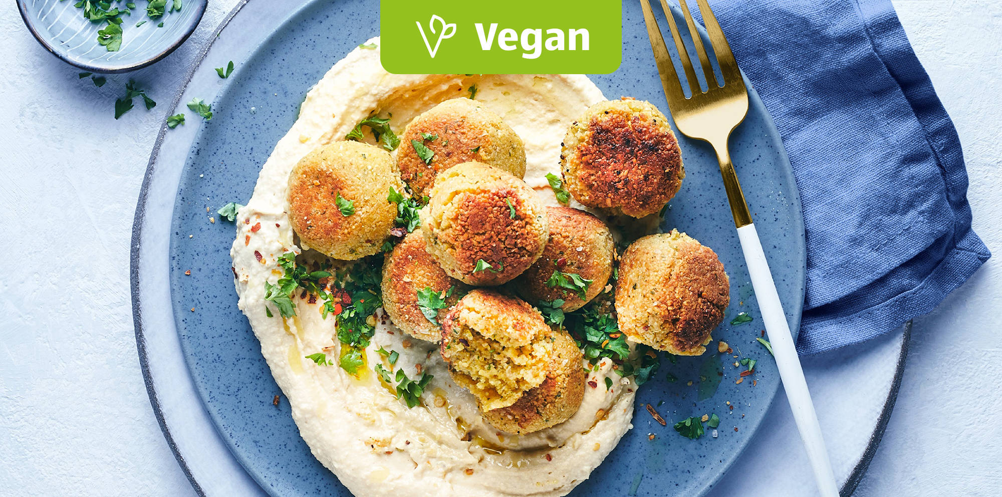 Knusprige vegane Falafel auf Hummus serviert.