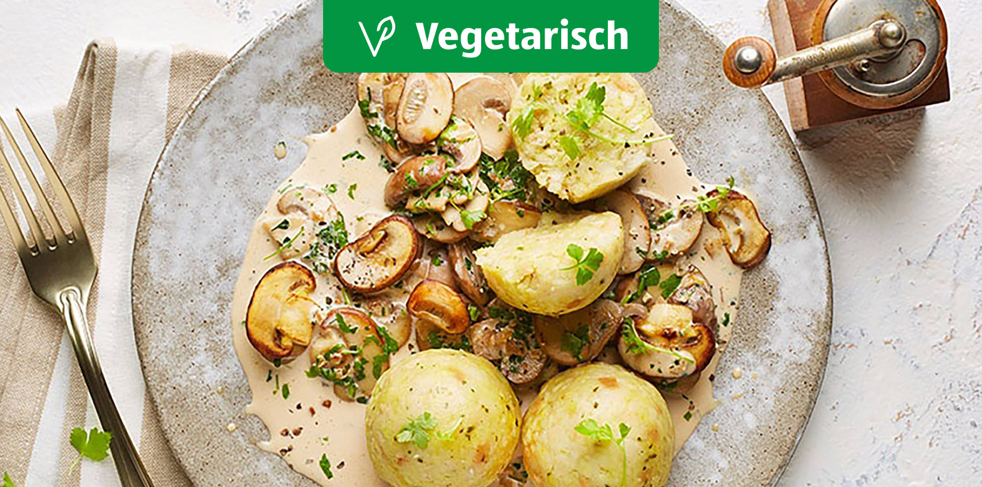 Herzhafte Kartoffelknödel mit cremiger Pilzsauce.