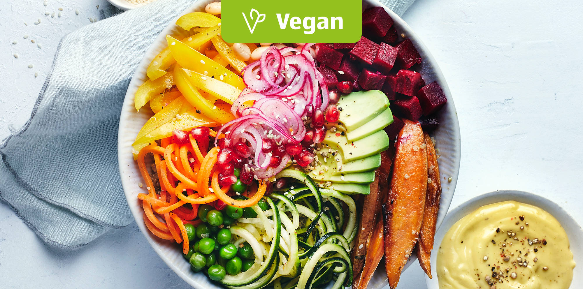 Bunte vegane Gemüse-Bowl mit Dip.