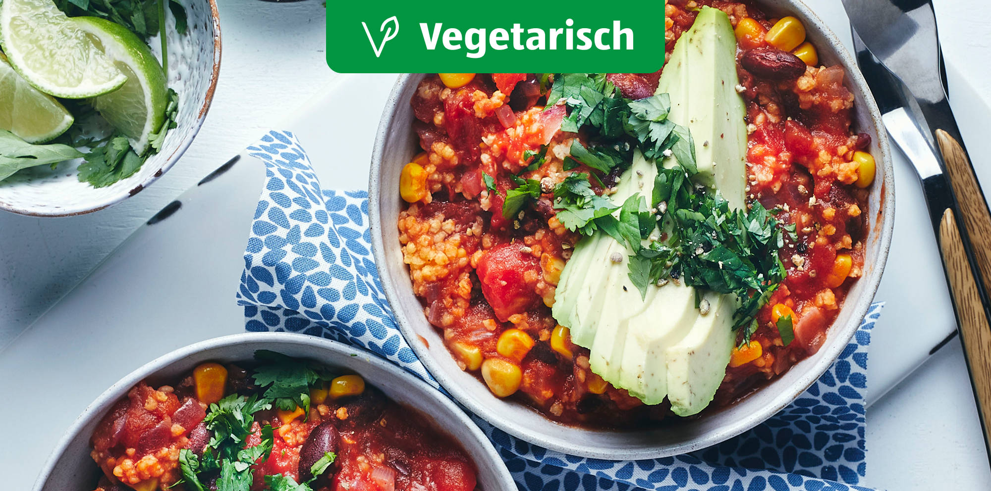 Bunte Hirse-Bowl mit Avocado.