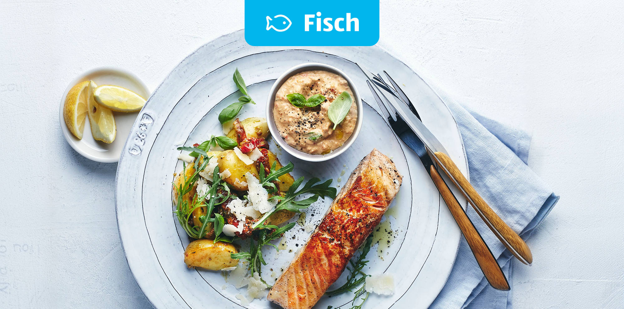 Grill-Lachs mit mediterraner Tomatencreme und Kartoffel-Pestosalat.