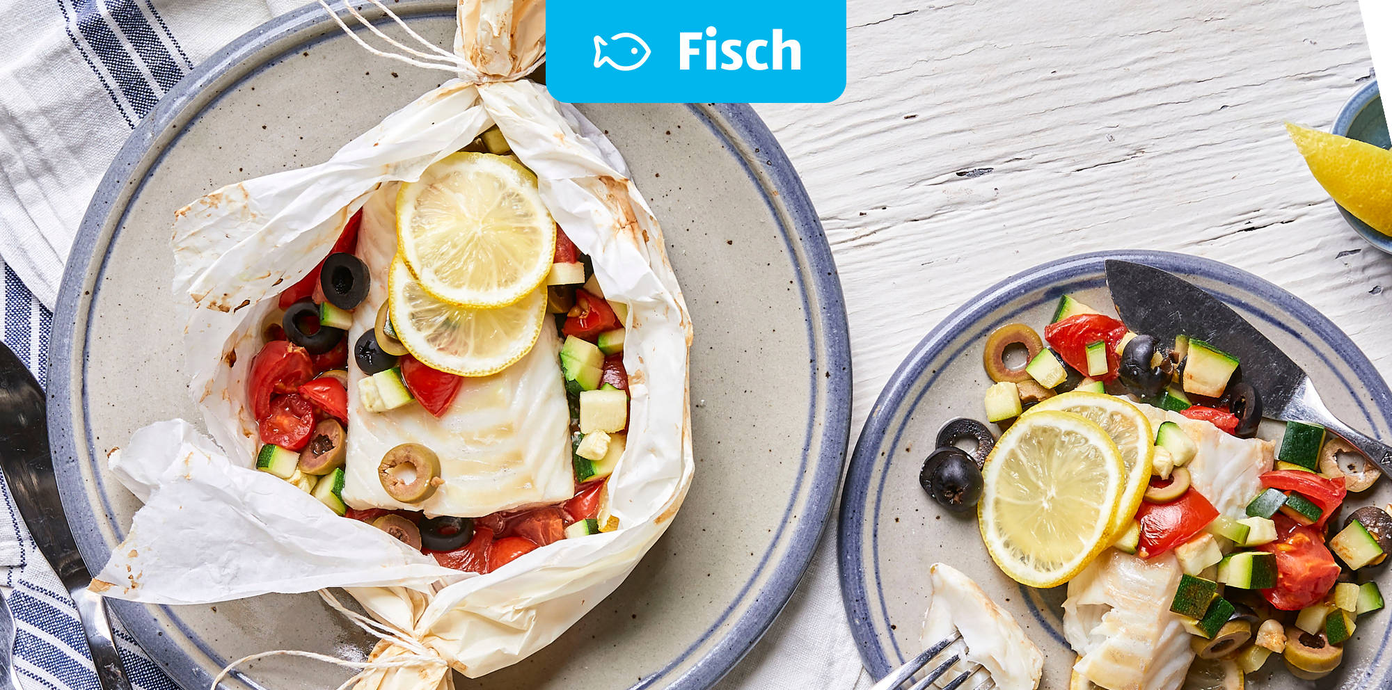 Fischfilet mit Gemüse und Zitronenscheiben.