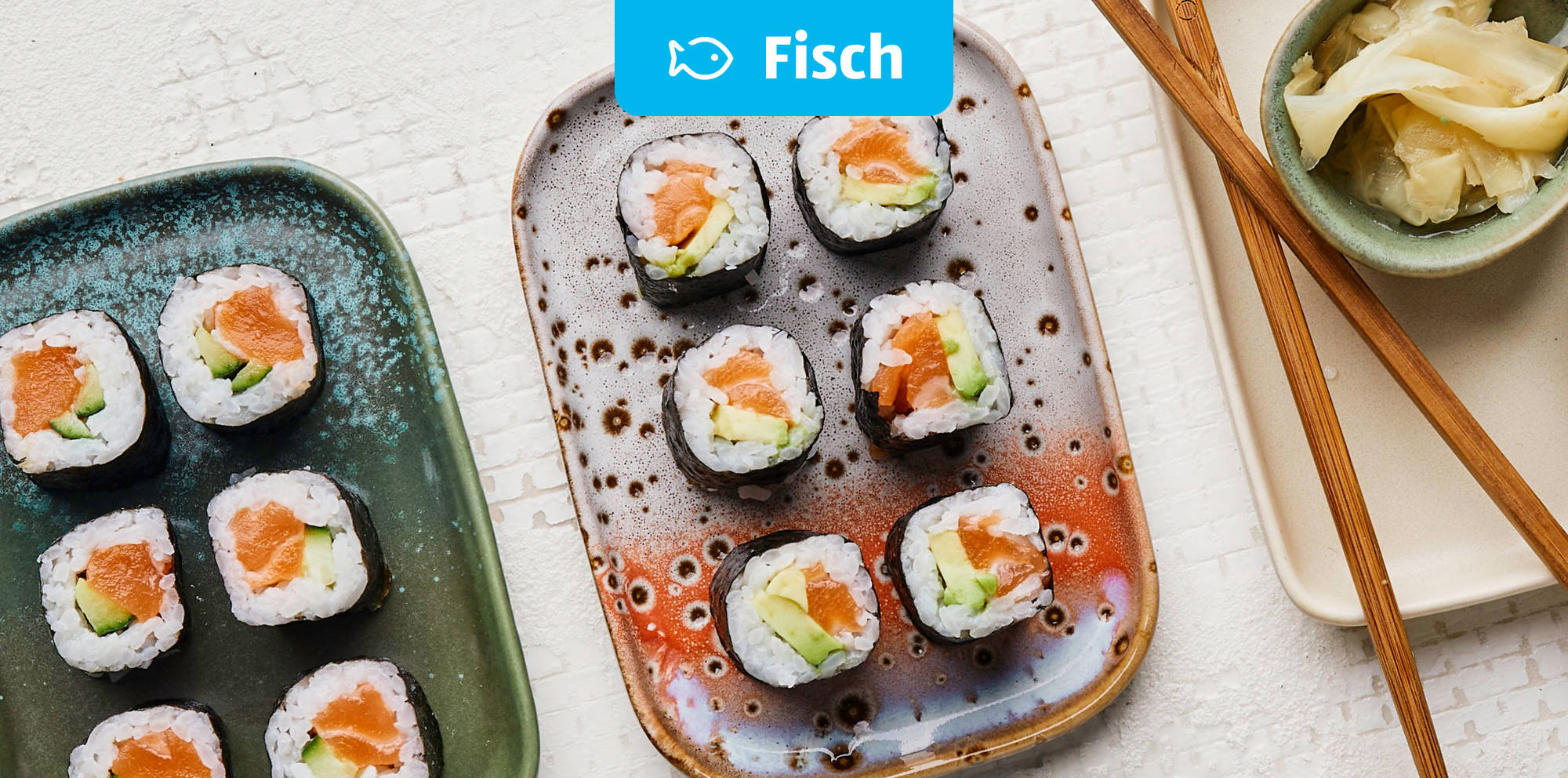 Gemischte Sushi-Rollen mit Lachs und Avocado.