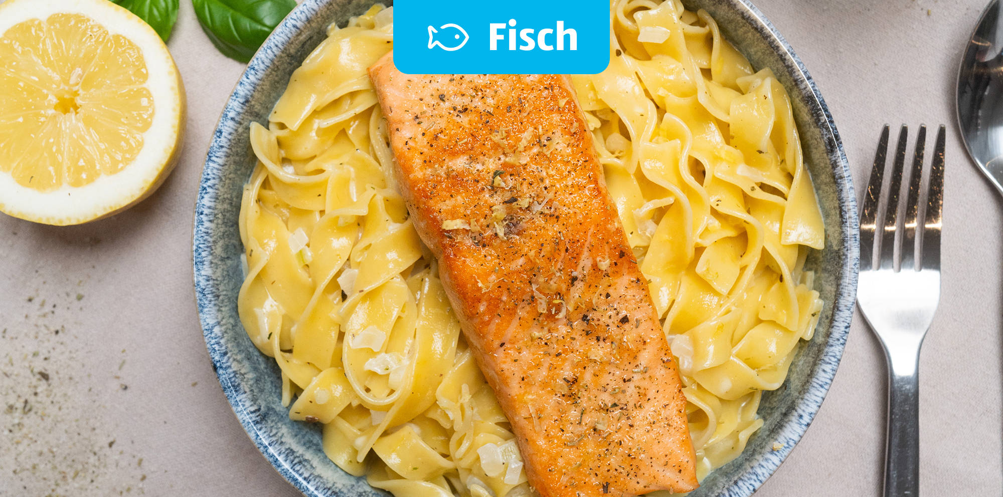 Gegrilltes Lachsfilet mit cremiger Pasta.