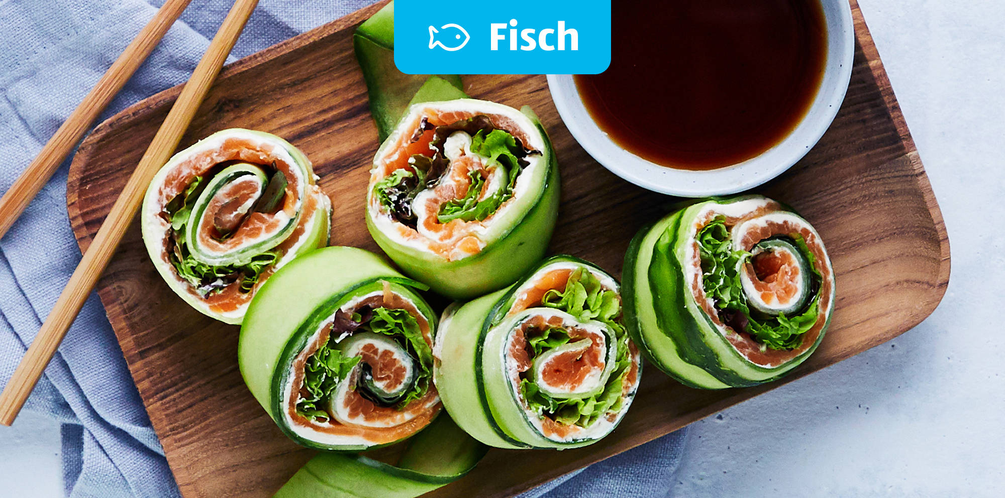 Frische Fisch-Gurken-Röllchen mit Dip.