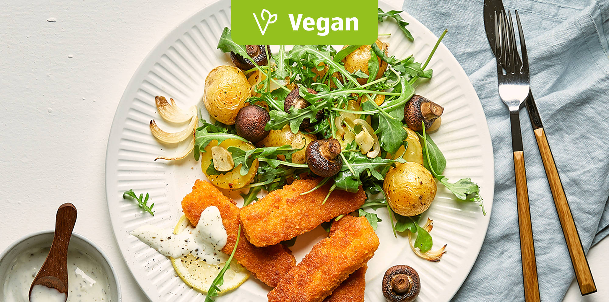 Vegane Fischstäbchen mit Kartoffelsalat.