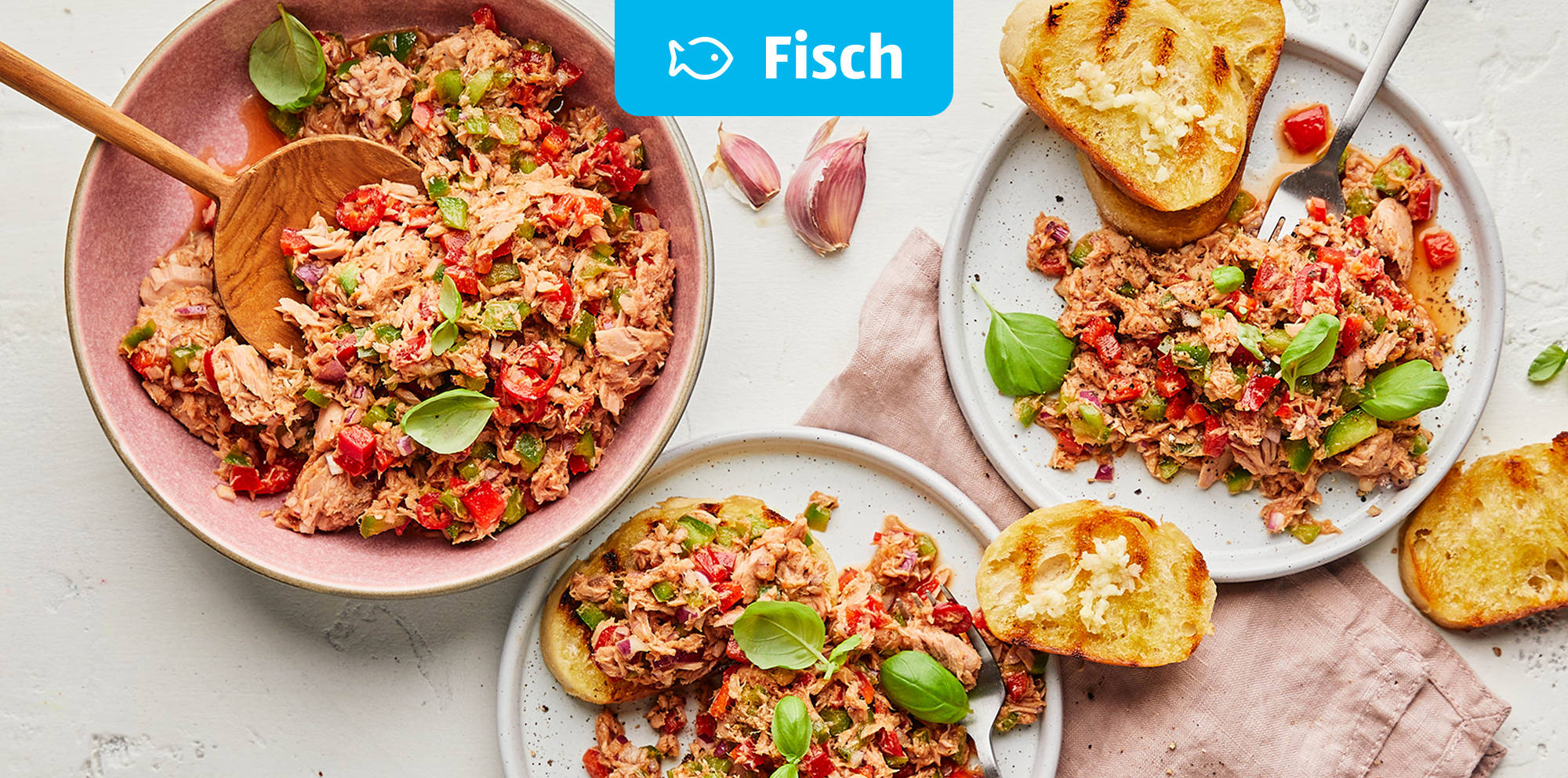 Bunter Fischsalat mit geröstetem Brot.
