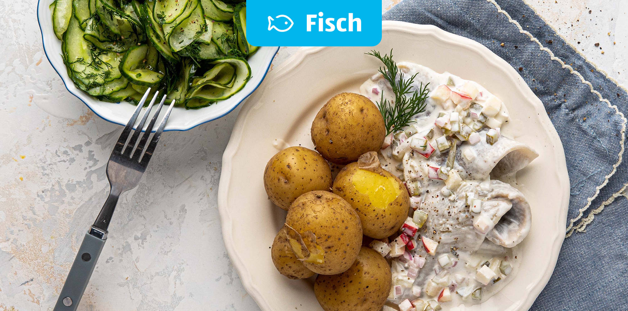 Gekochte Kartoffeln mit cremigem Fischsalat.