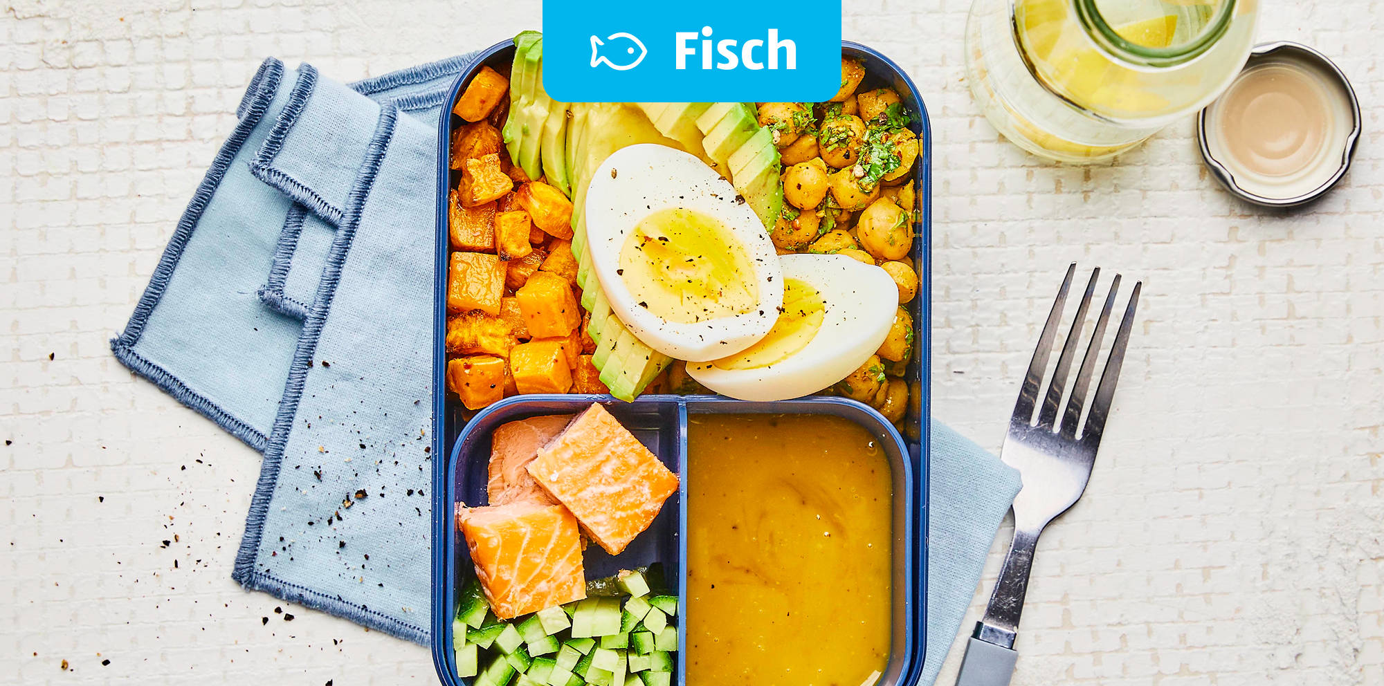Gesunde Fisch-Lunchbox mit Gemüse und Ei.