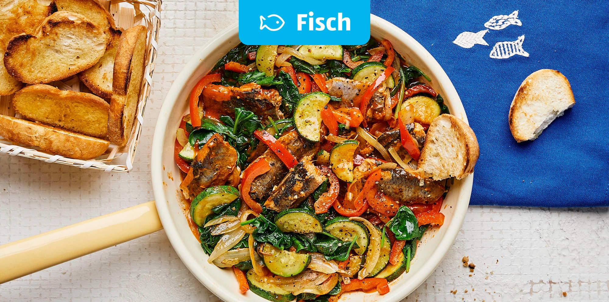 Bunte Pfanne mit Fisch und Gemüse.