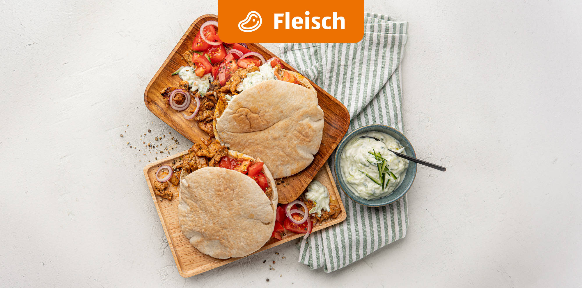 Gyros-Pita mit Zaziki und Salat.