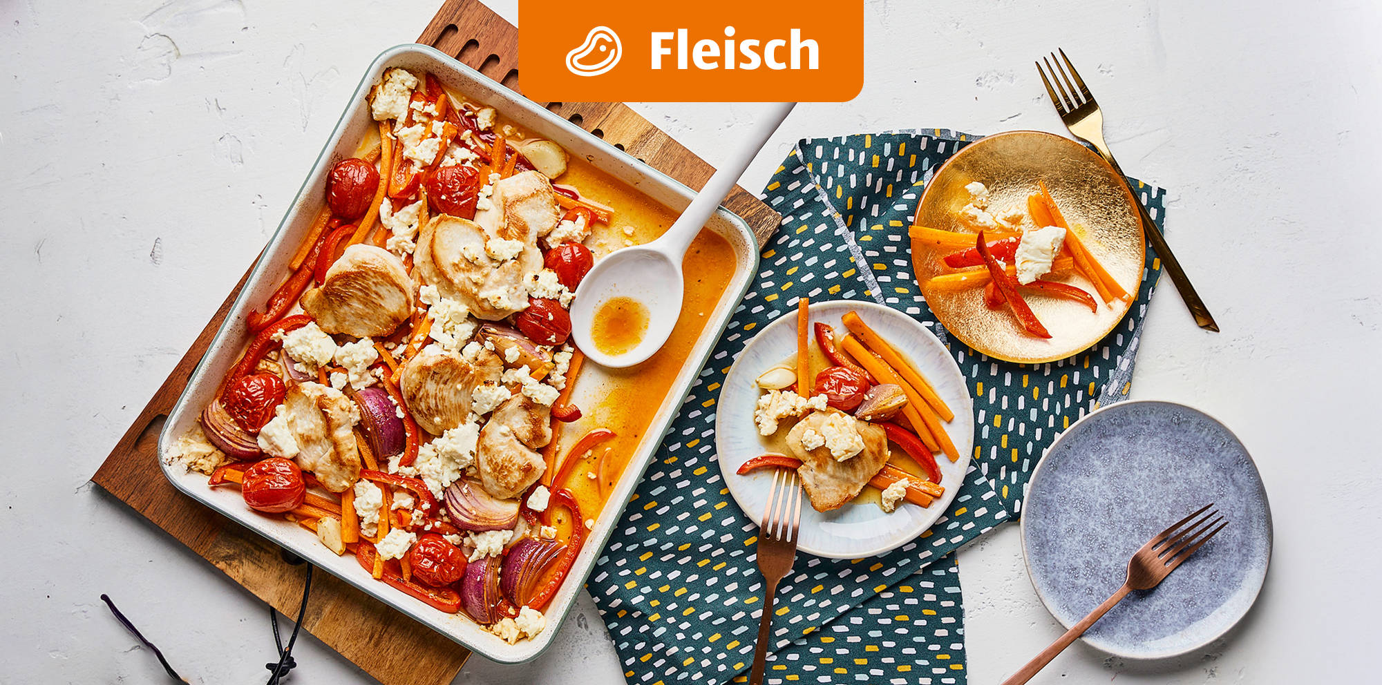 Puten-Ministeaks vom Blech mit Gemüse.