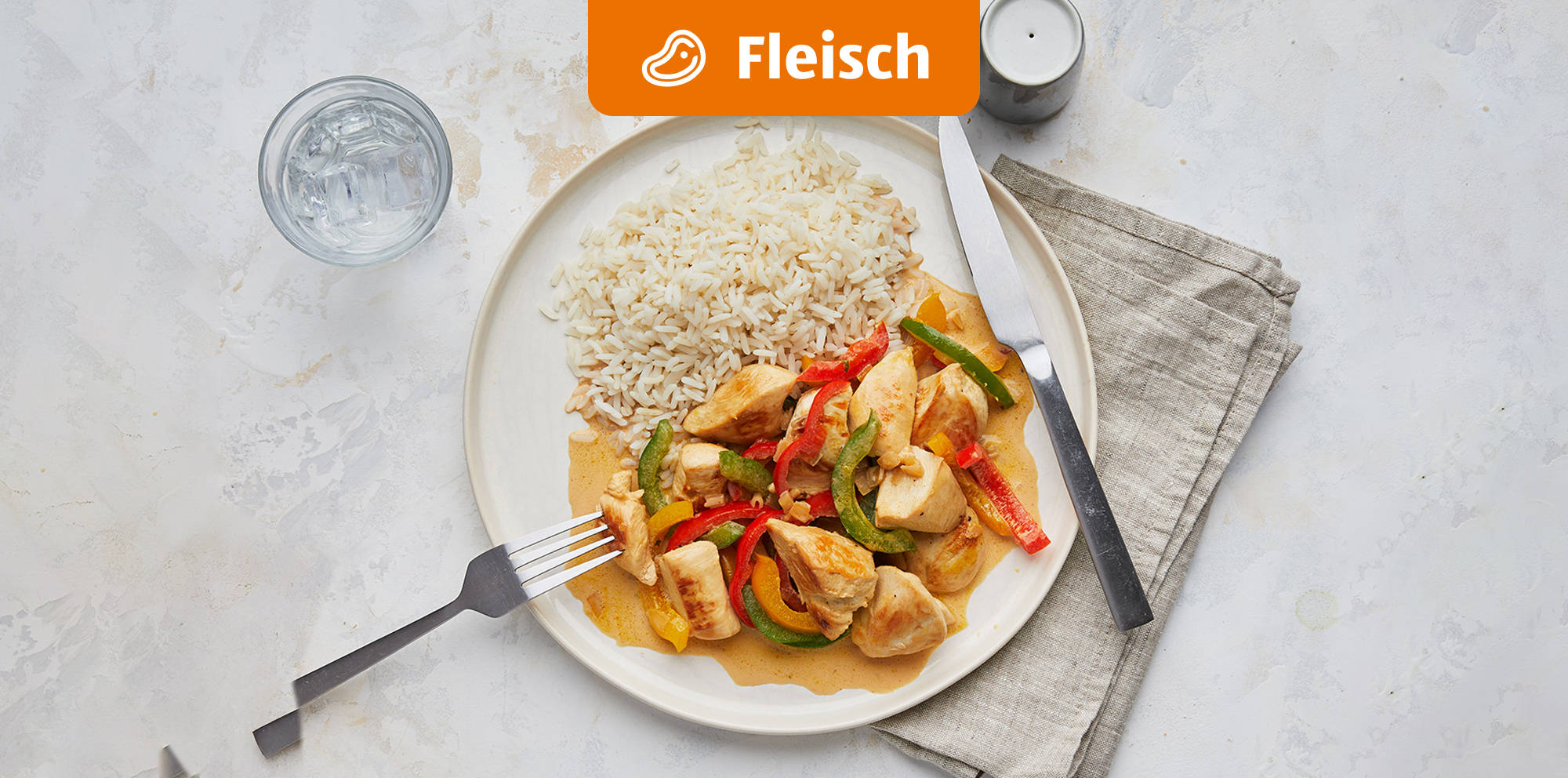 Paprika-Hähnchengeschnetzeltes mit Reis.
