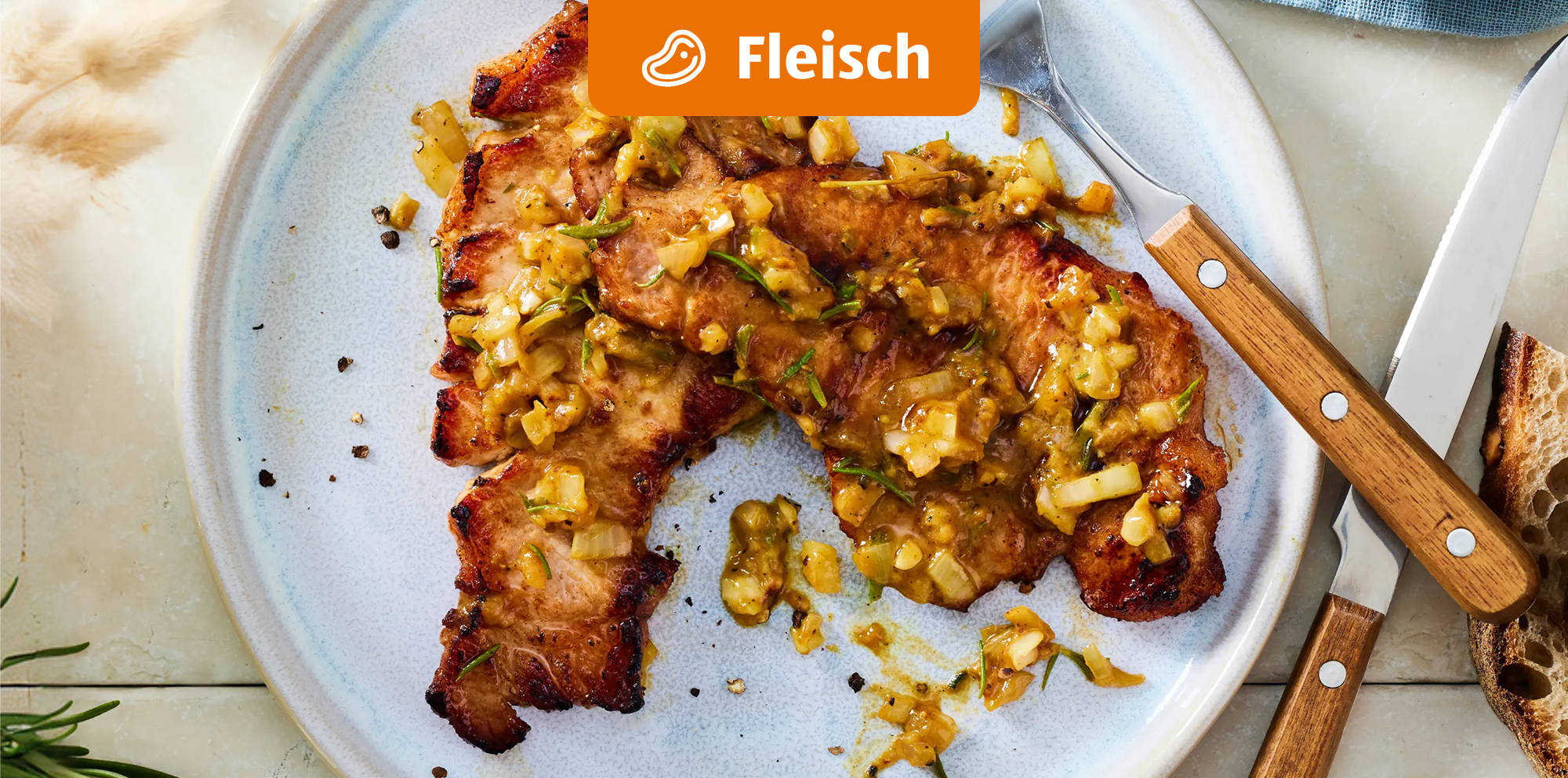 Gegrilltes Fleisch mit würziger Sauce auf einem Teller.