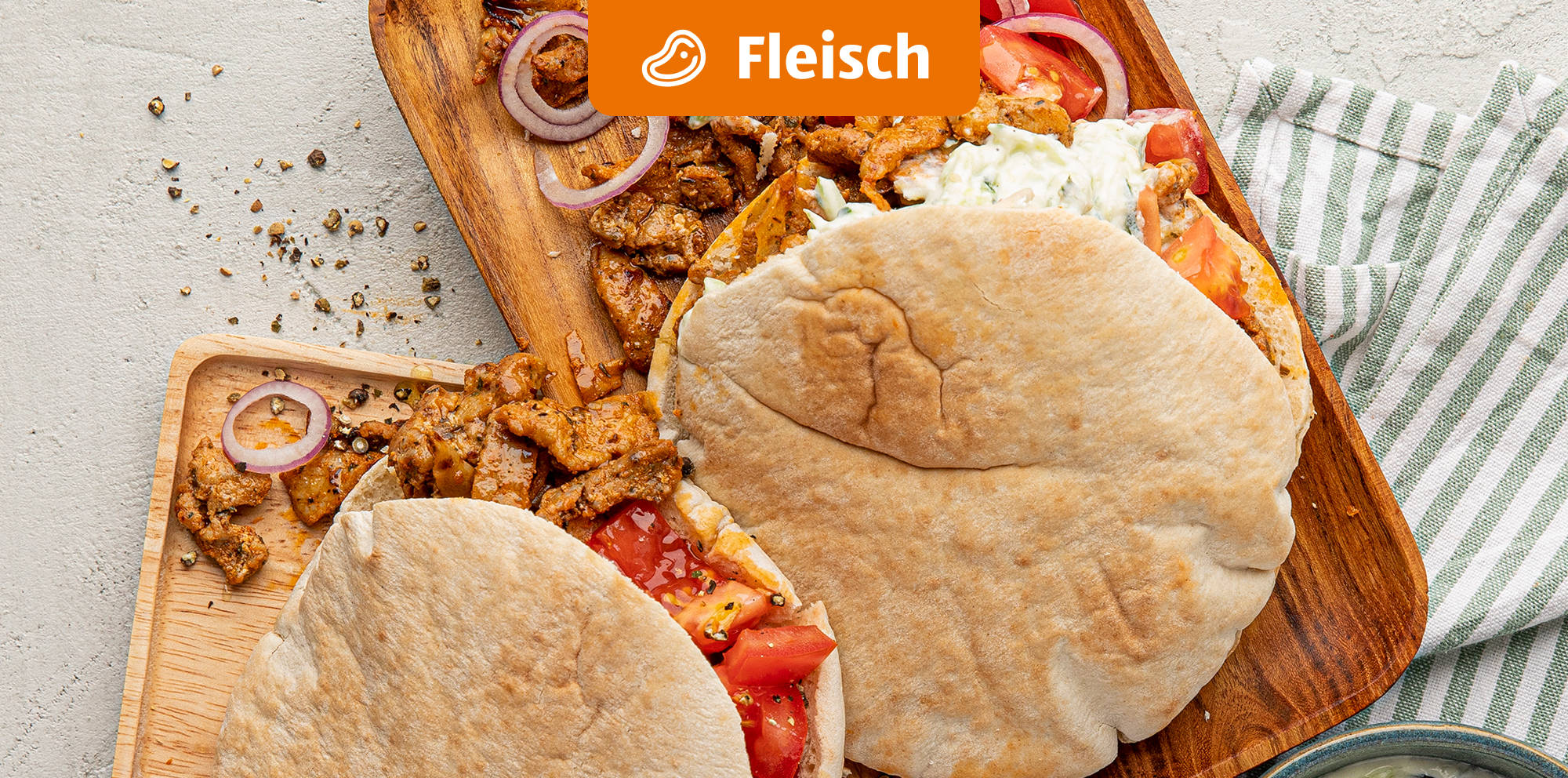 Pita-Sandwiches mit Fleisch und frischem Gemüse.