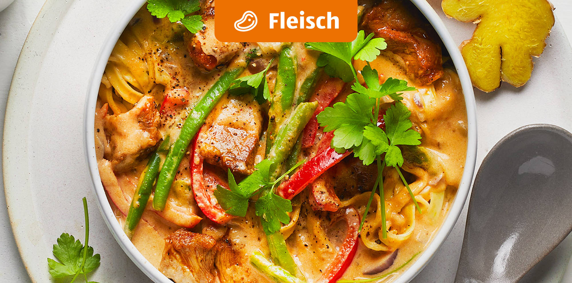 Cremige Fleischpasta mit Gemüse und Kräutern.