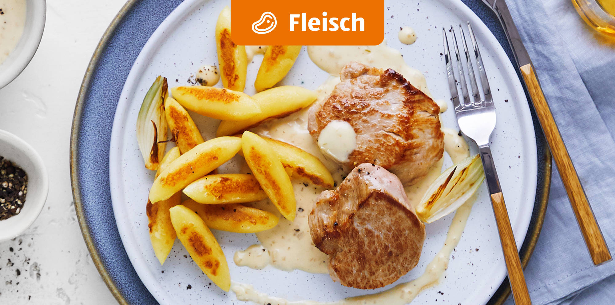 Teller mit Fleischmedaillons und Kartoffeln.