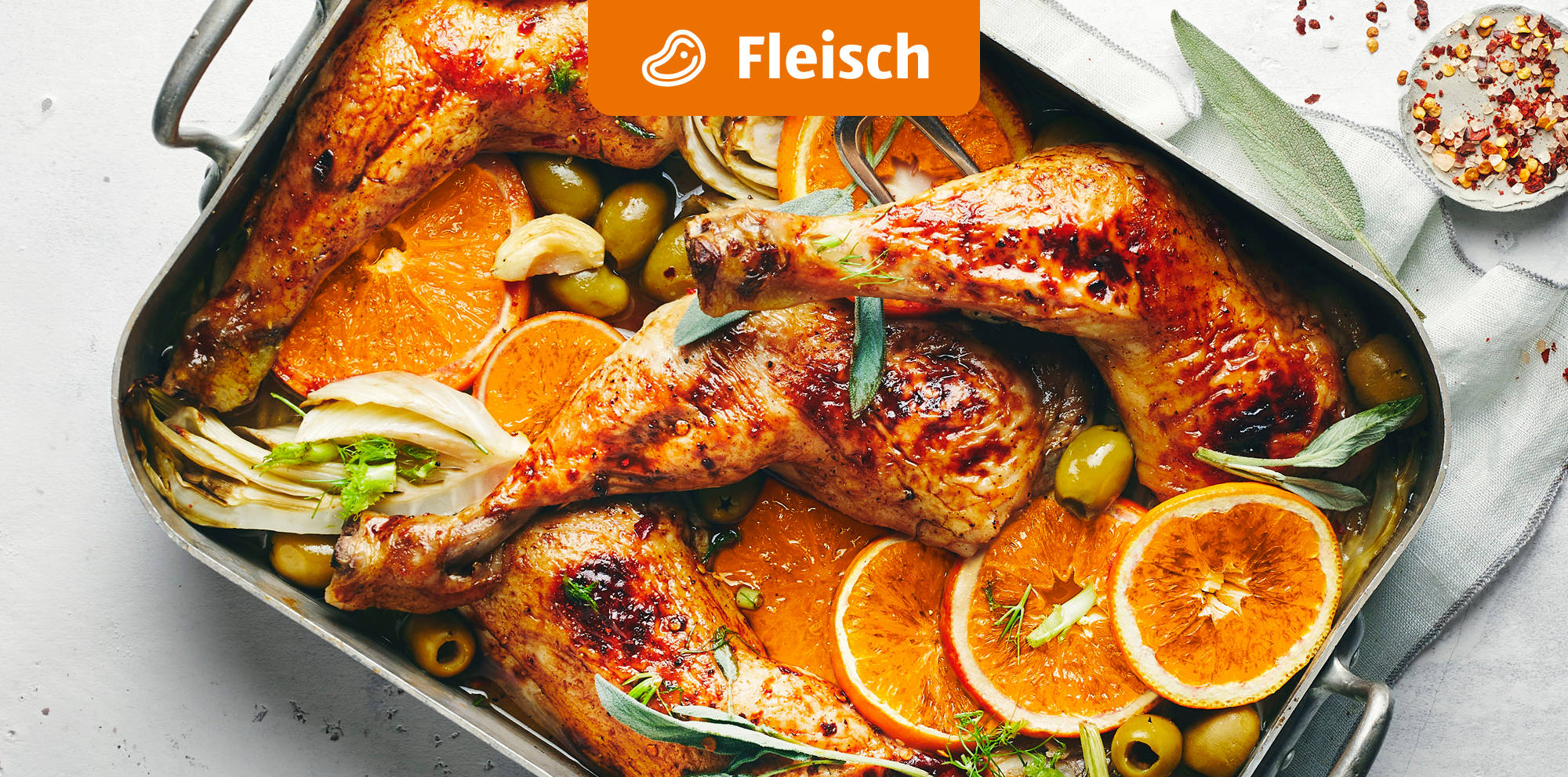 Gebratene Hähnchenschenkel mit Orangen und Oliven.