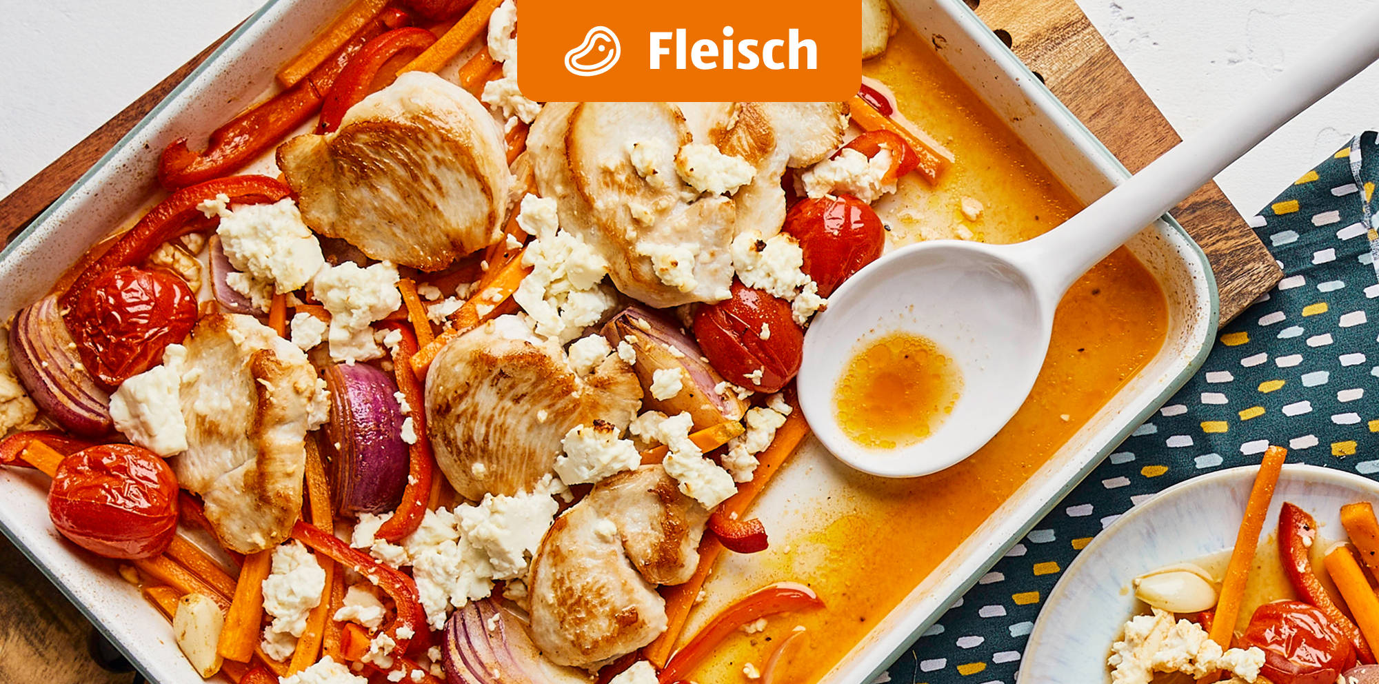Gebackenes Hähnchen mit Gemüse und Feta.