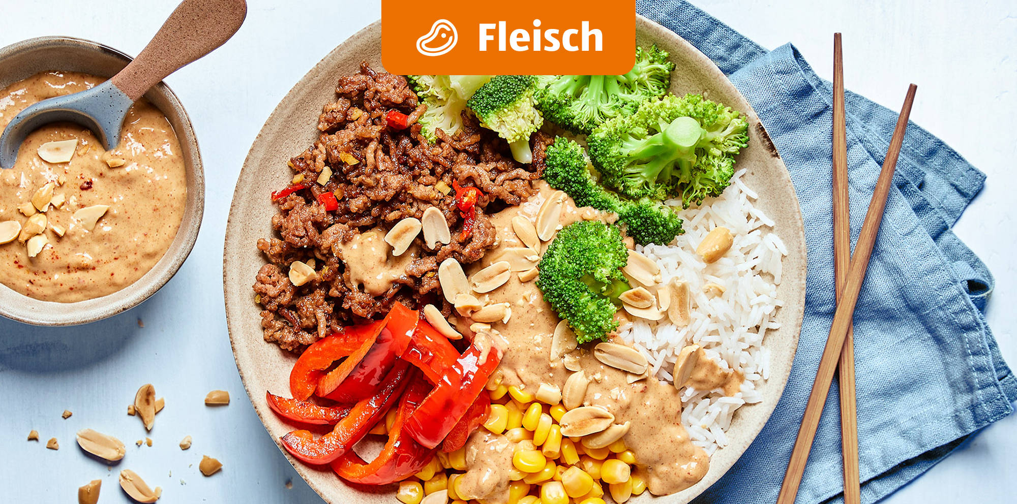 Bunte Reis-Bowl mit Fleisch und Gemüse.