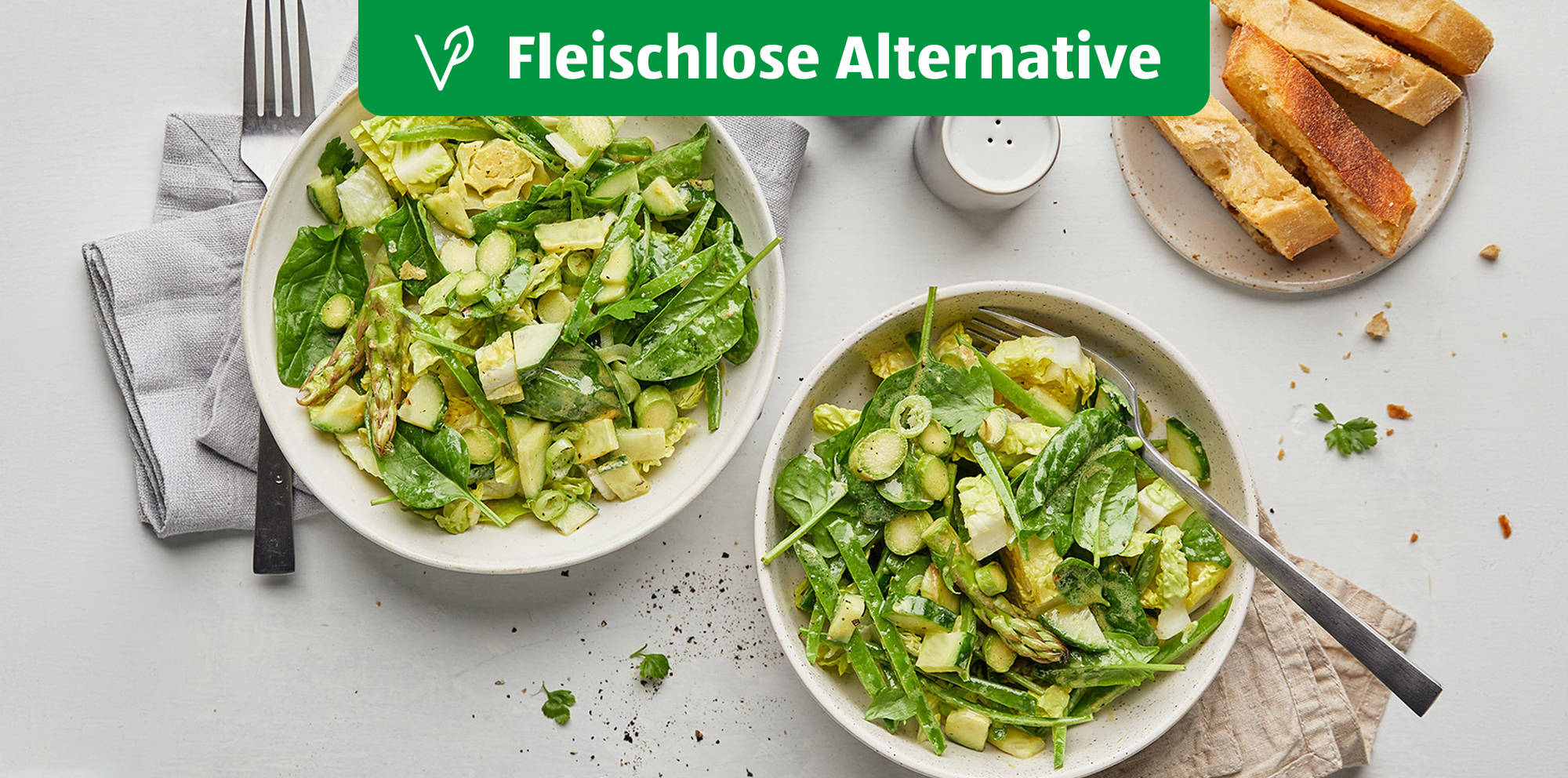 Irischer Salat mit Senfdressing und Knoblauchbaguette.