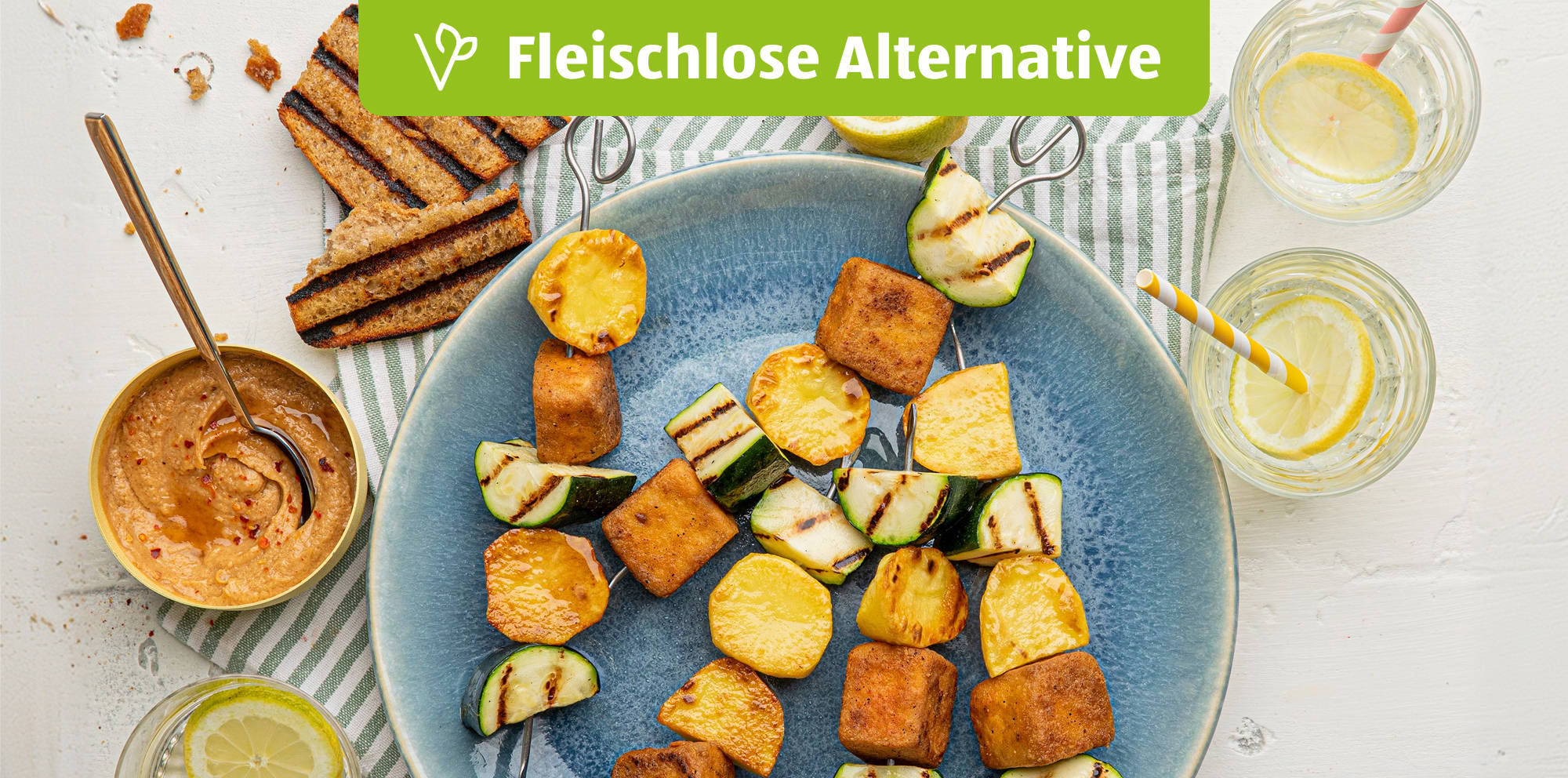 Crispy Tofu-Gemüse-Spieße mit Erdnussdip.