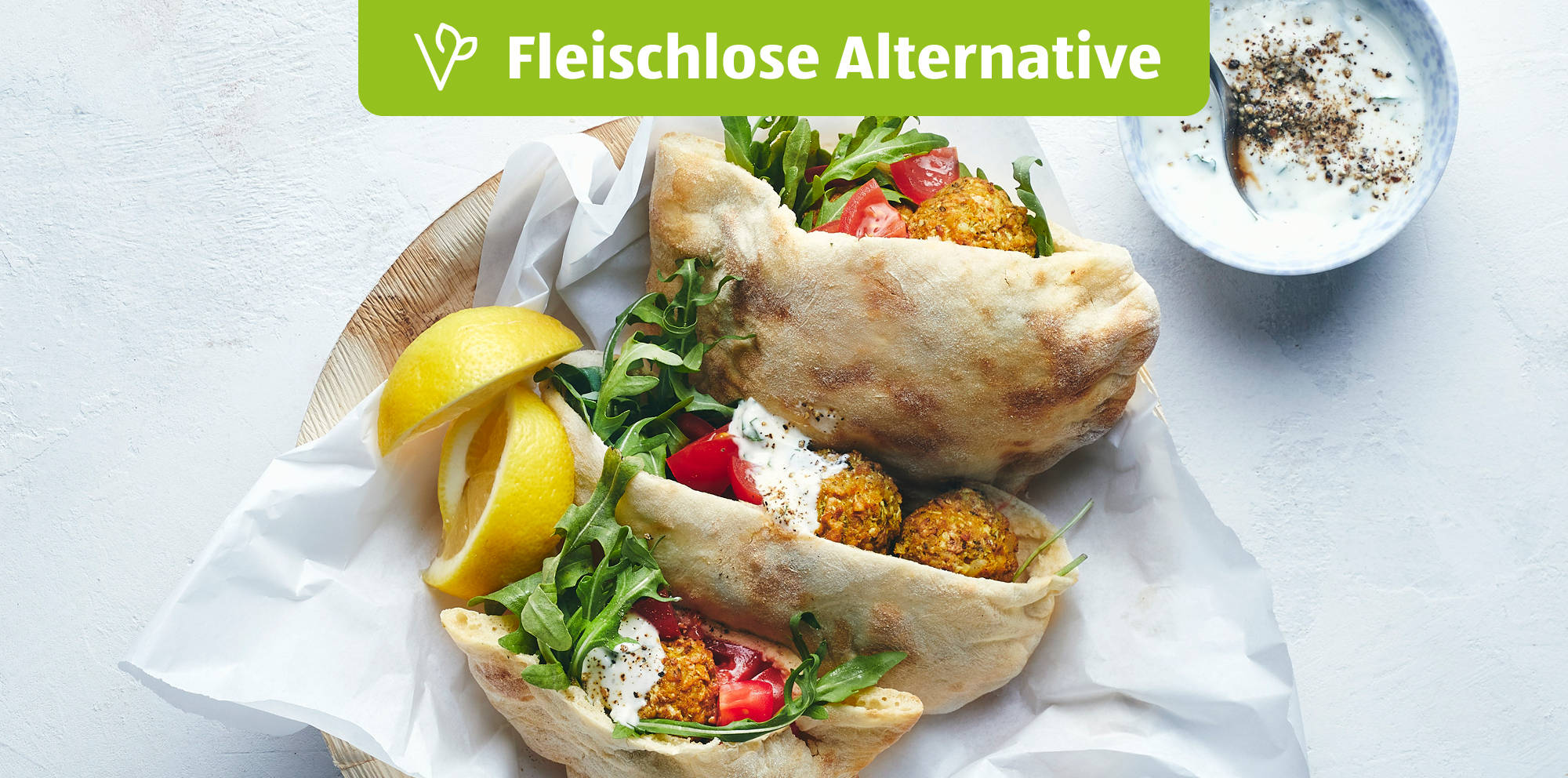 Fladenbrot mit Falafel und Salat.