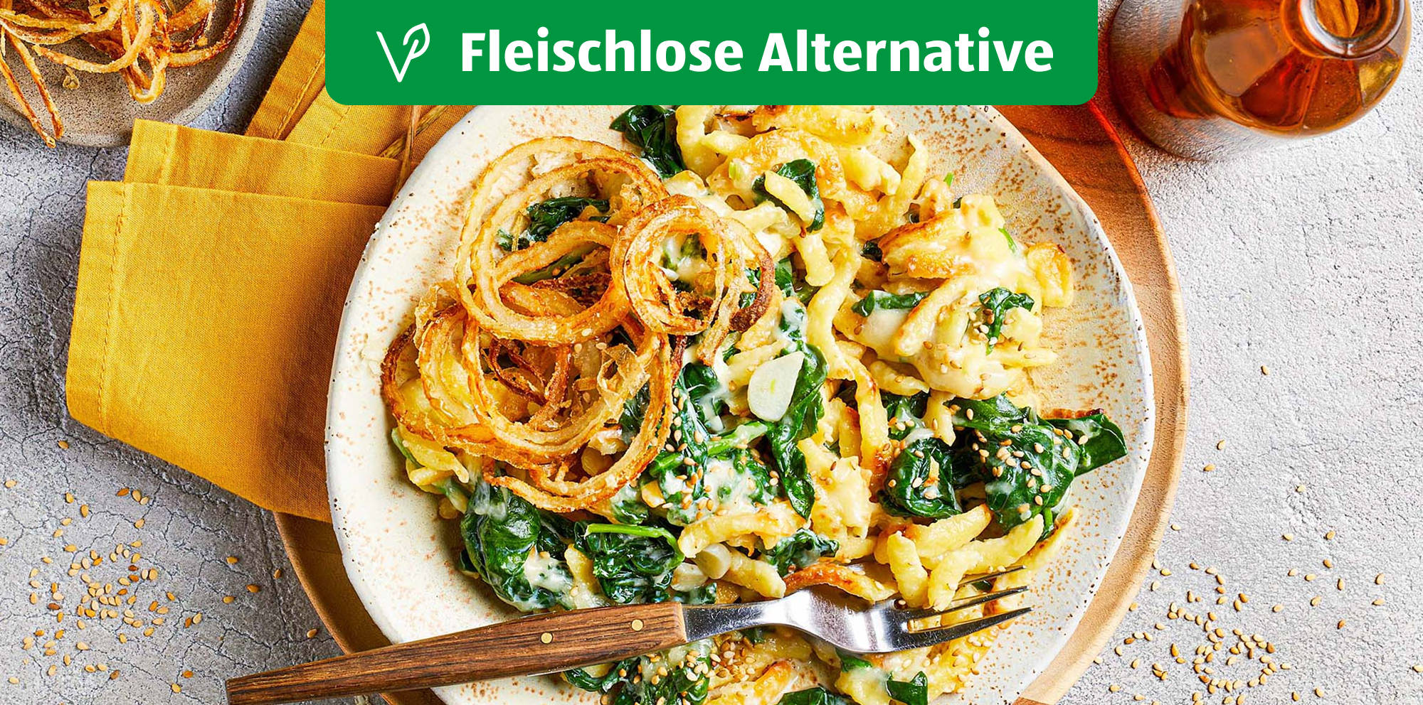 Vegetarisches Nudelgericht mit knusprigen Zwiebeln.