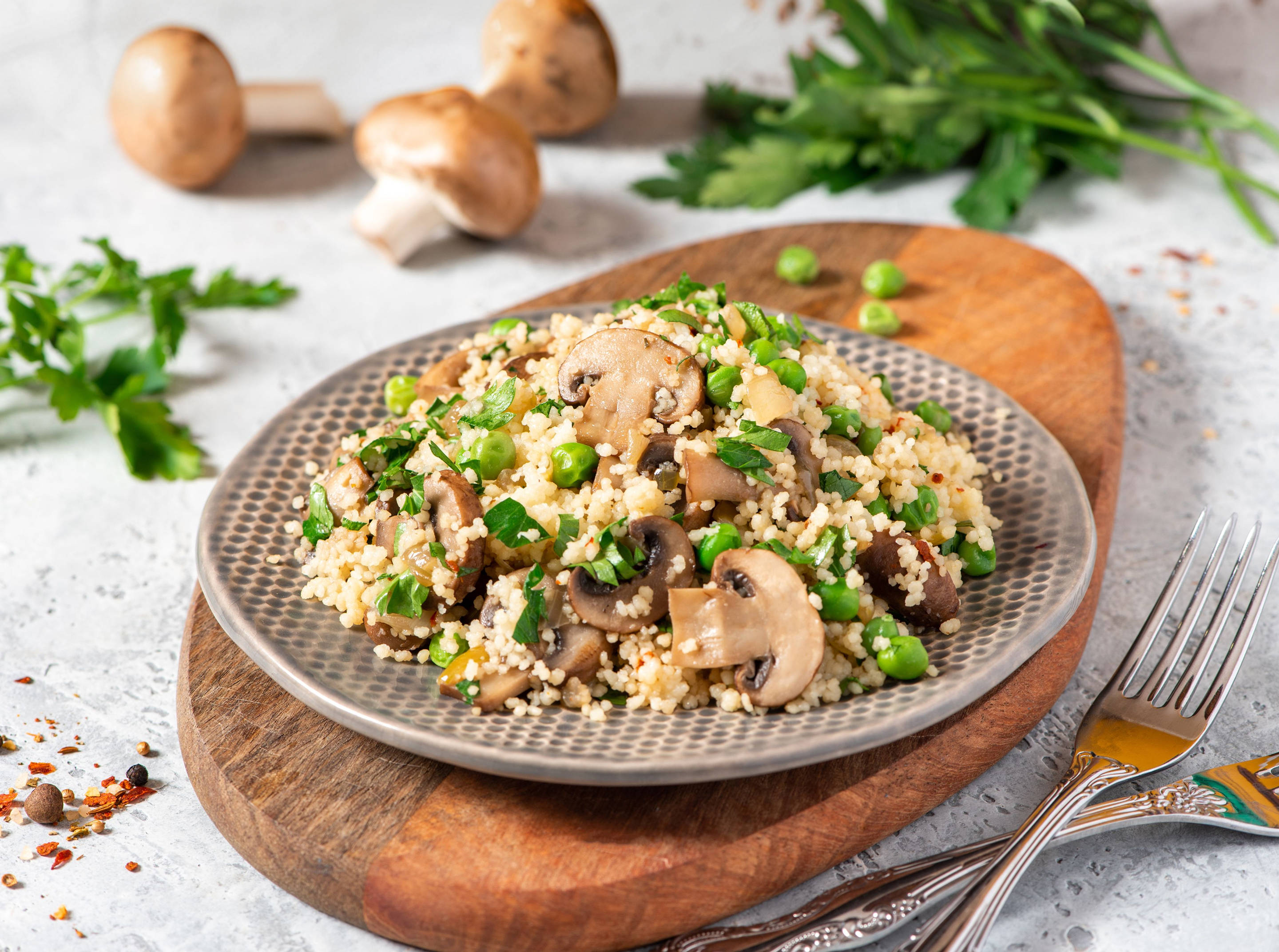 Cous-Cous-Salat mit Pilzen und frischen Kräutern.