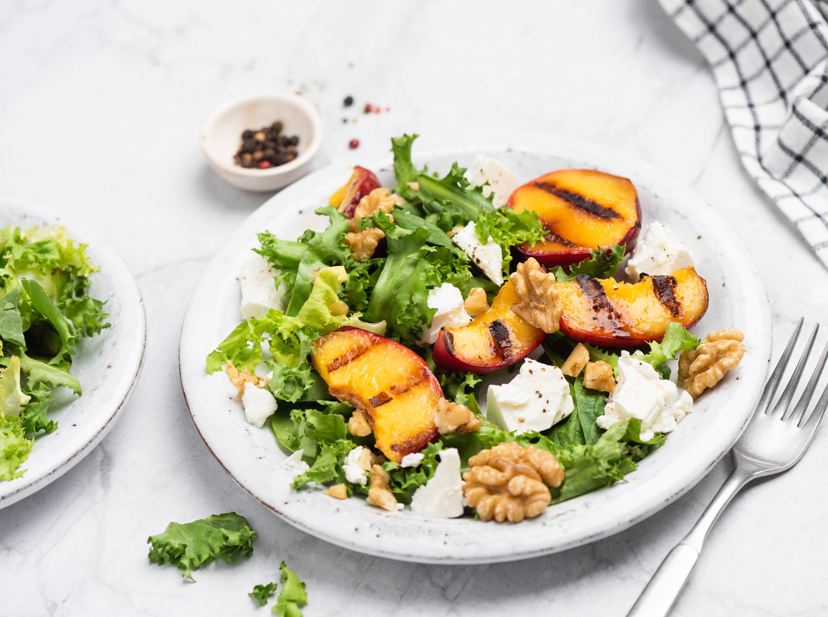 Salat mit gegrilltem Pfirsich und Ziegenkäse.