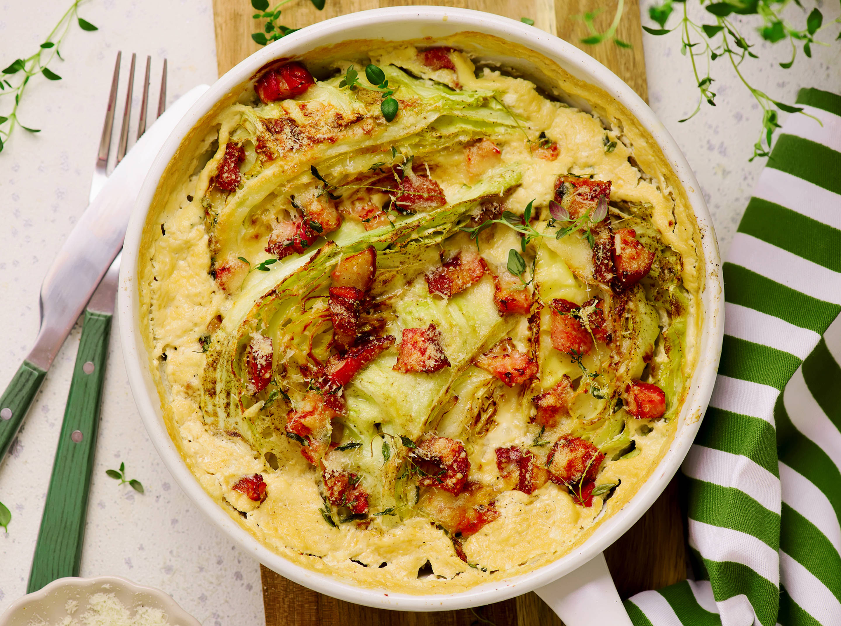 Weißkohl-Auflauf mit Käse und Speck.