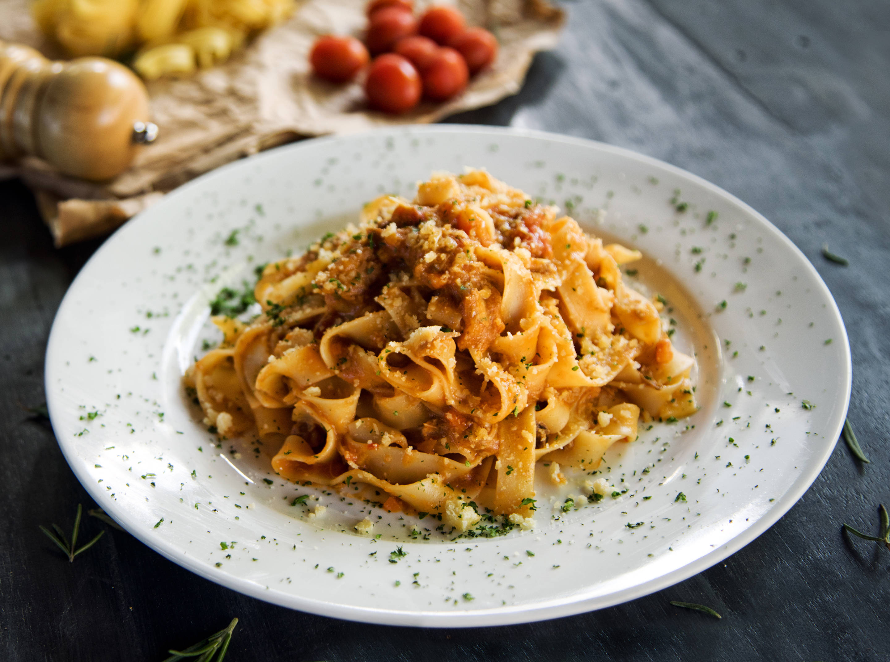Rustikale Tagliatelle-Pasta mit Tomatensauce und Kräuter.