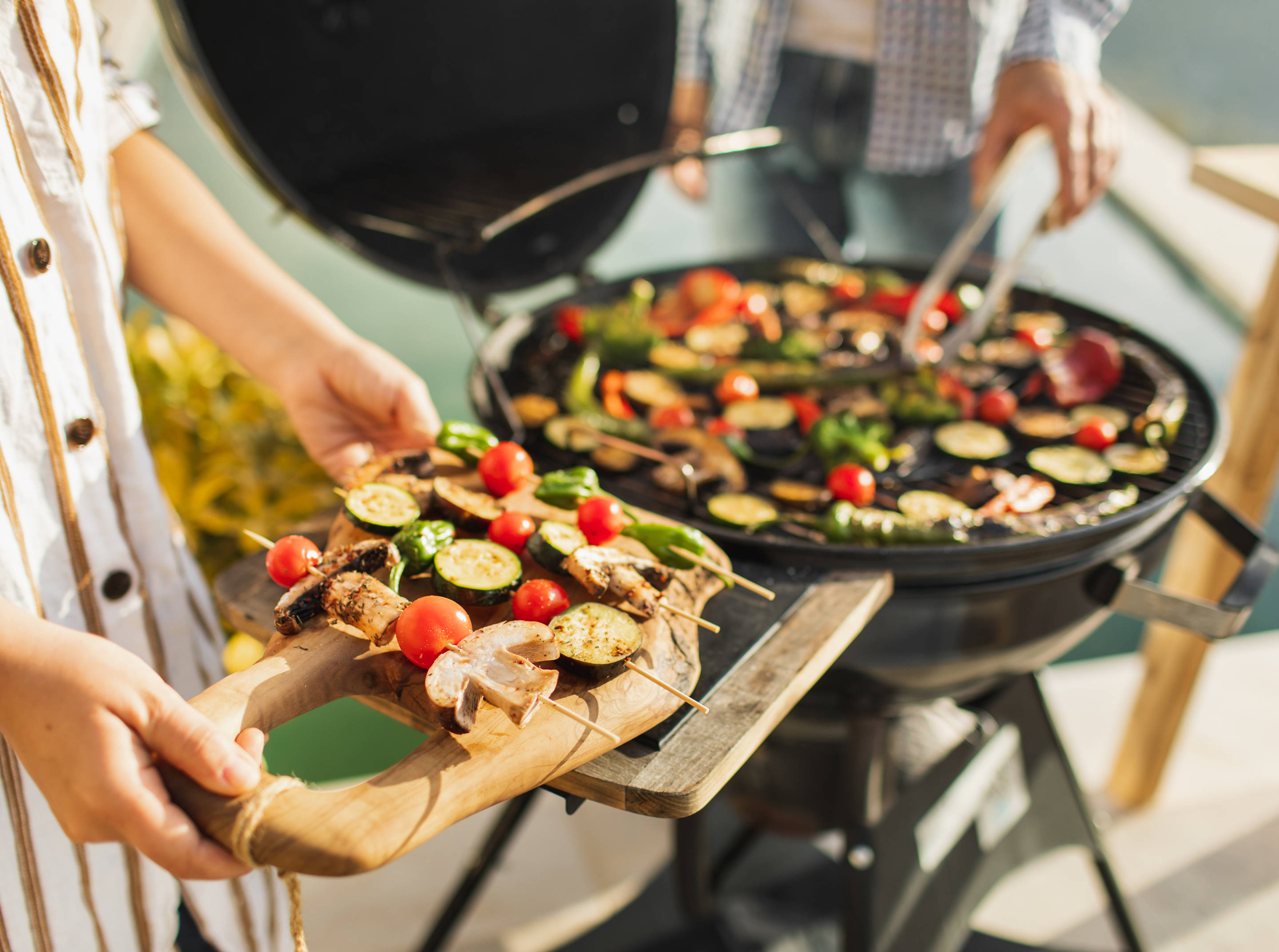 Grillen im Freien mit Gemüsespießen auf dem Grill.
