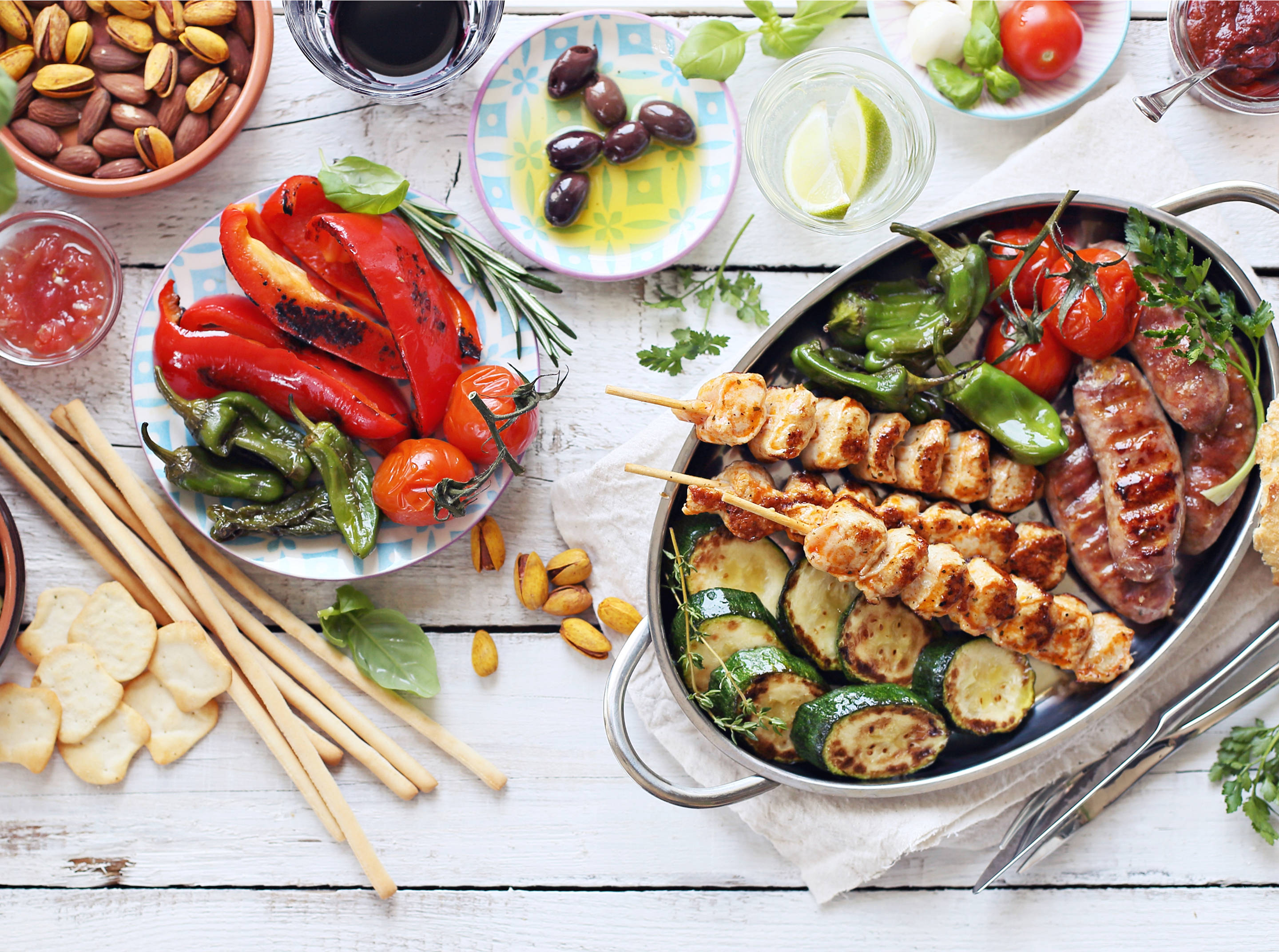 Mediterranes Grillfest mit Gemüse und Spießen.