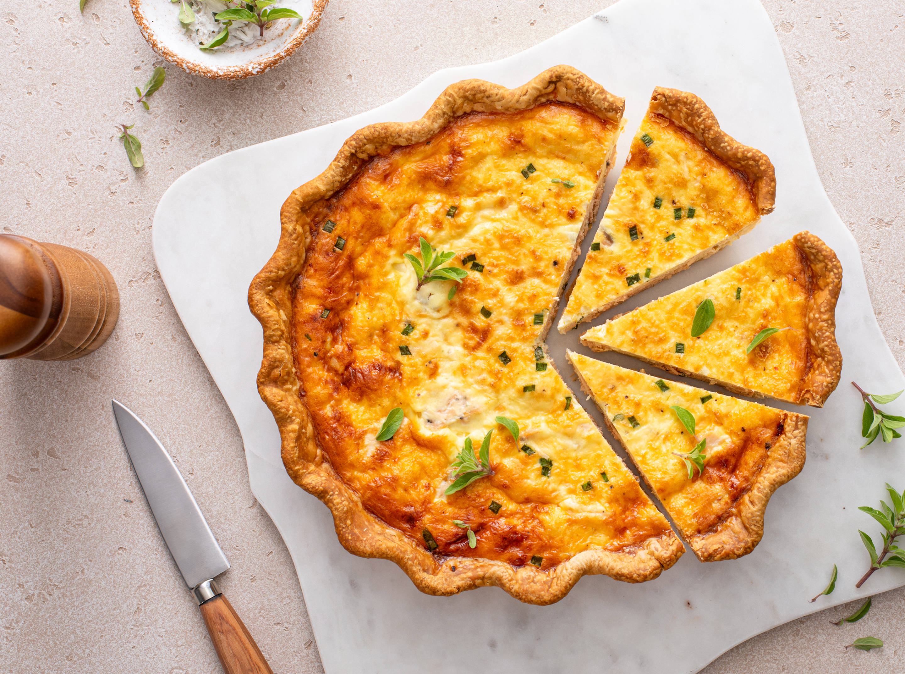 Frisch gebackene Quiche mit geschnittenen Portionsstücken.