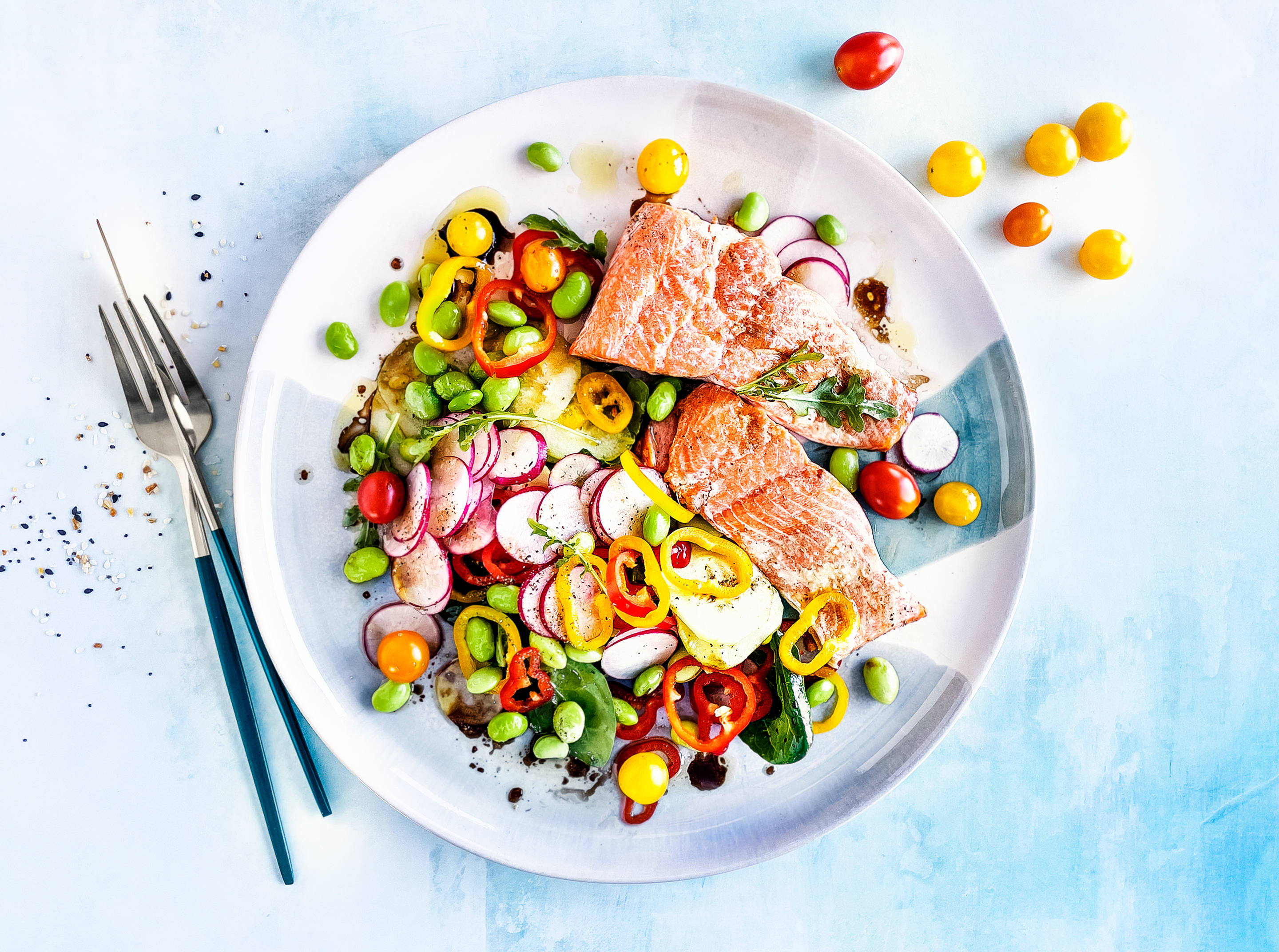  Bunter Lachs-Salat mit frischem Gemüse.