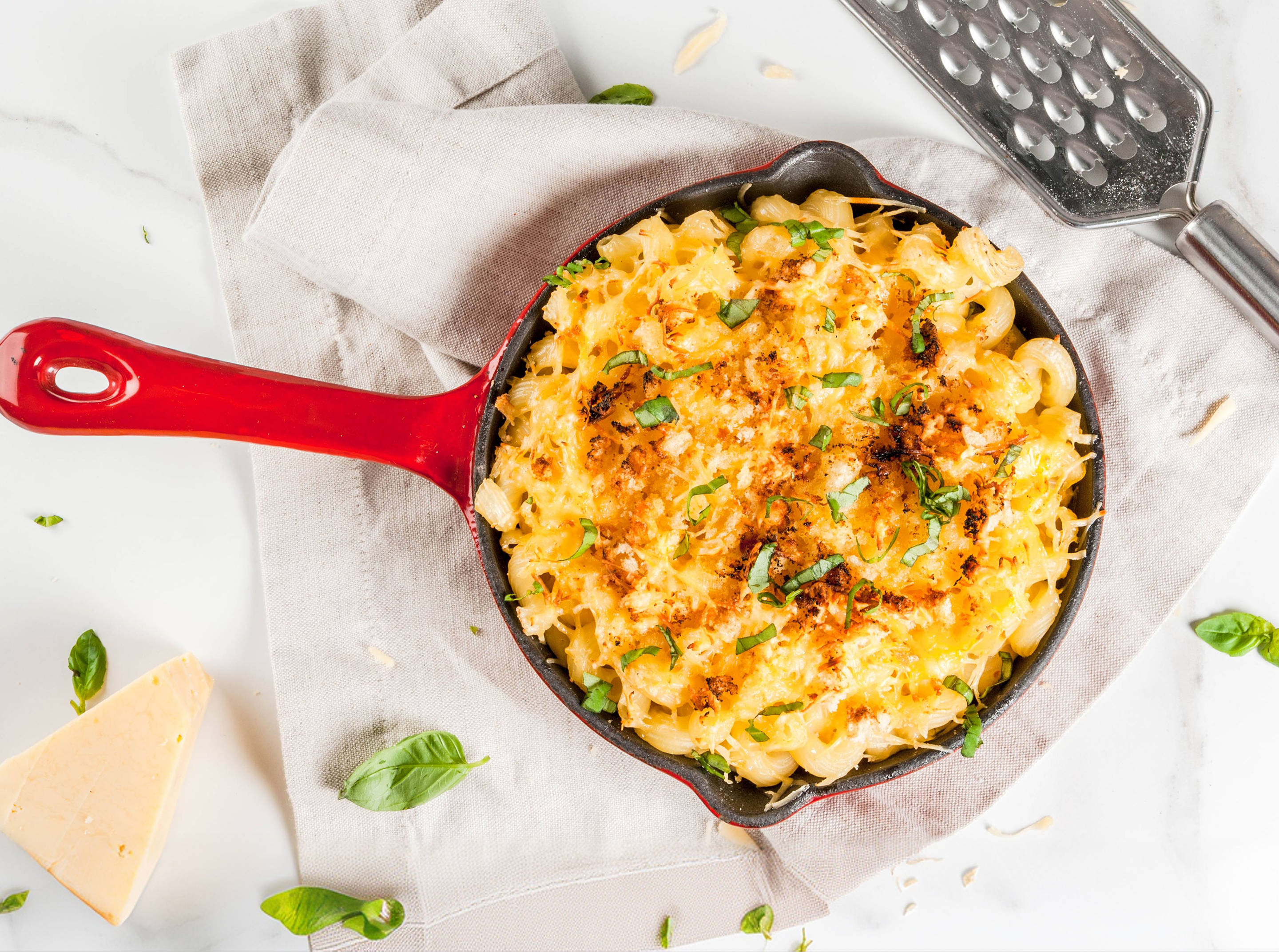 Gebackene Makkaroni mit Käse in roter Pfanne.